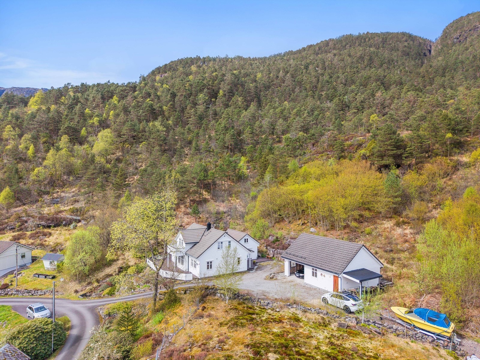Oversikt over eiendommen og den private adkomstveien. Galleribilde