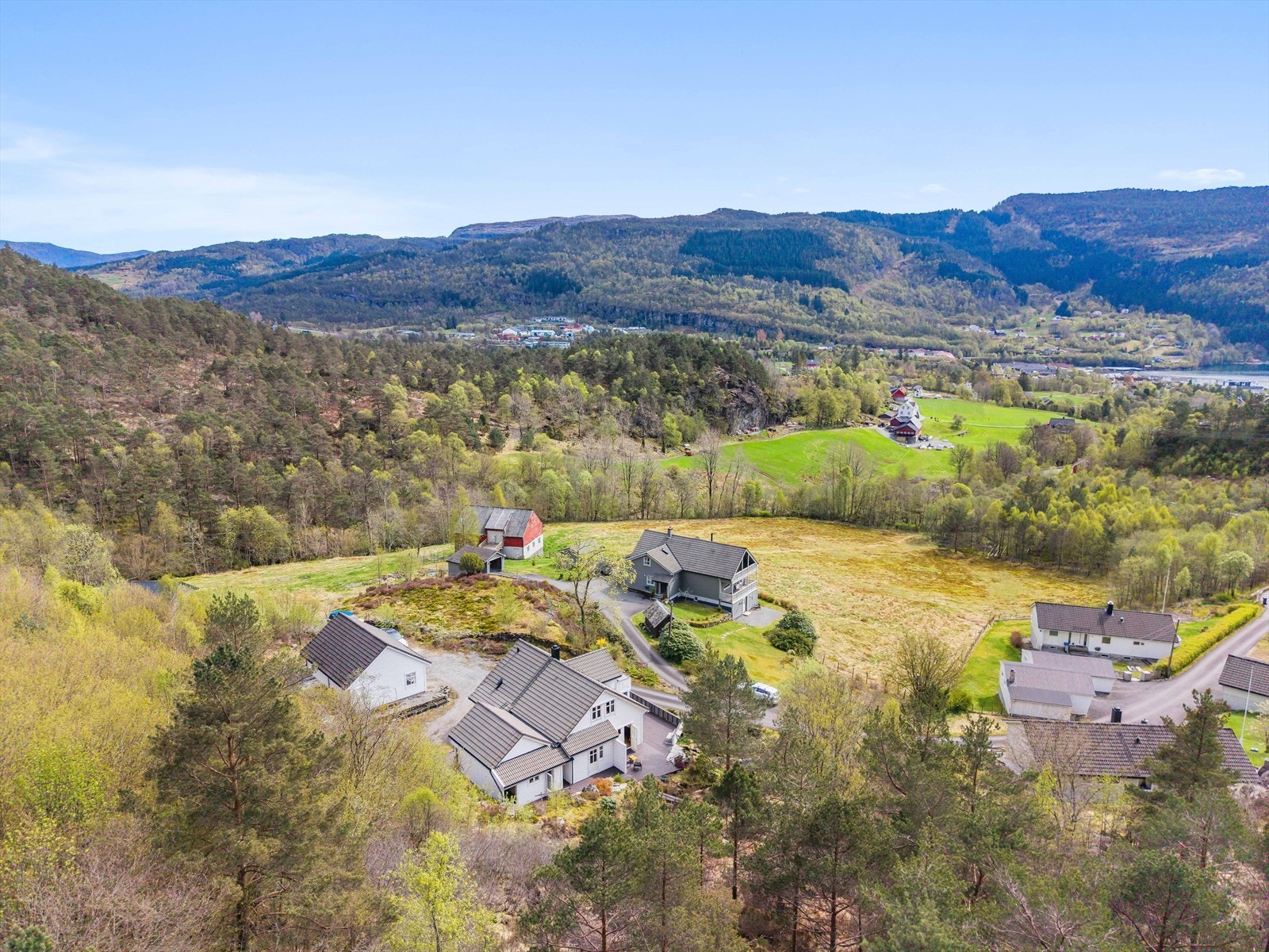 Landlig og fredelig beliggenhet med spredt bebyggelse. Galleribilde