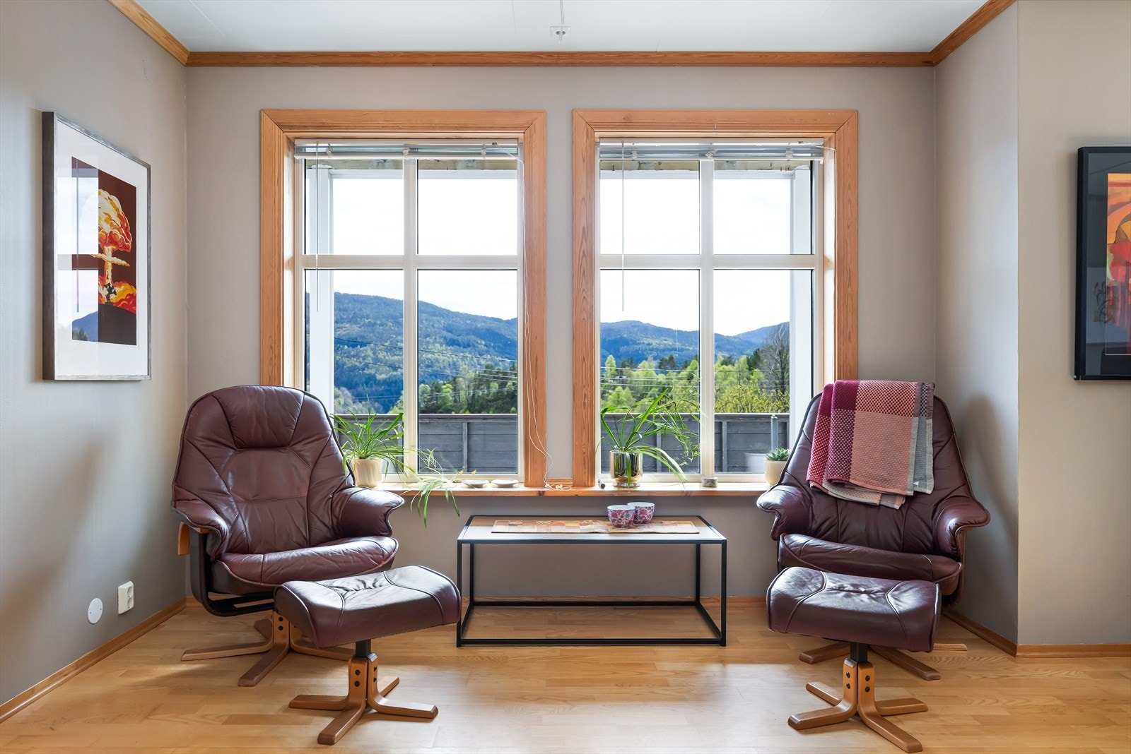 En lys og trivelig krok i stuen, perfekt for en lesestund. Galleribilde