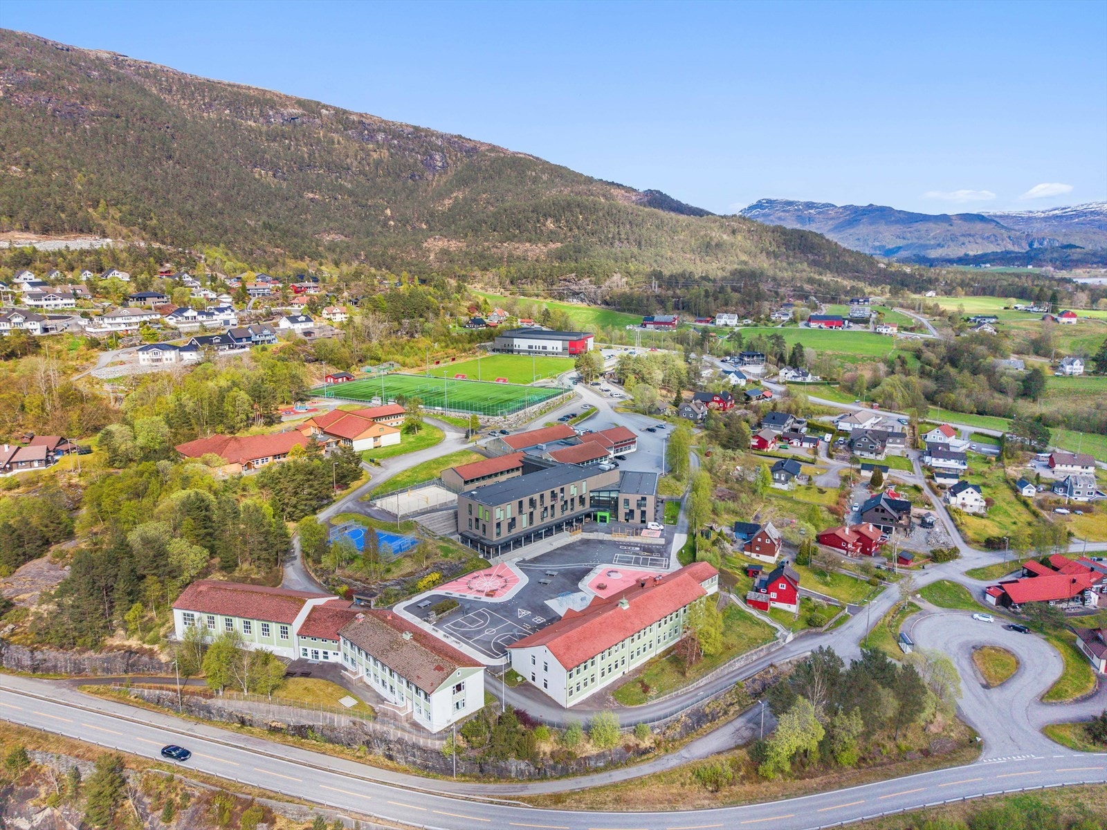 Det er kort vei til både Eikelandsosen barneskule og Fusa ungdomsskule. Galleribilde