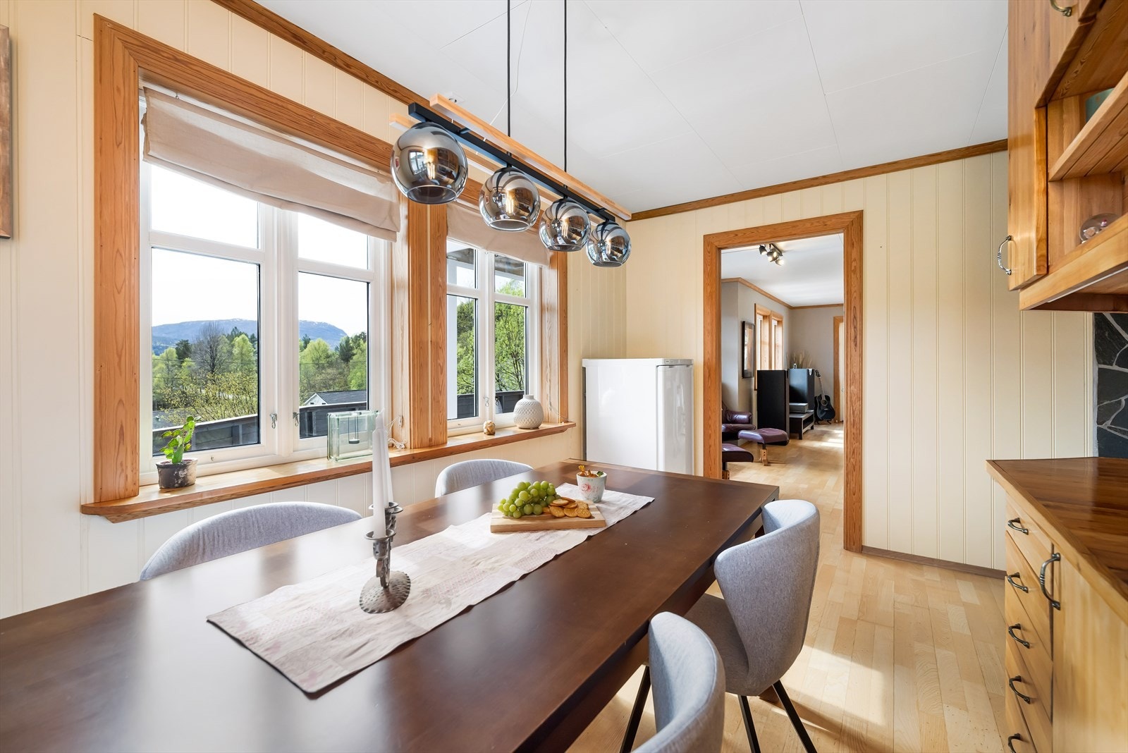 Spiseplassen på kjøkkenet har plass til hele familien og utsikt mot nærområdet. Galleribilde
