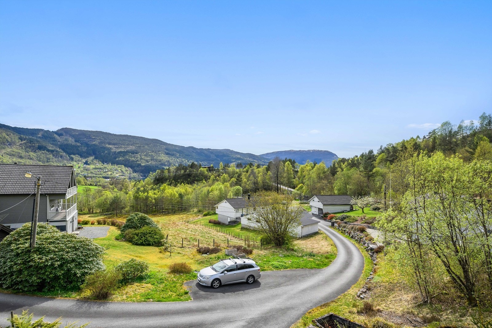 Utsikt over det rolige og etablerte nabolaget. Galleribilde