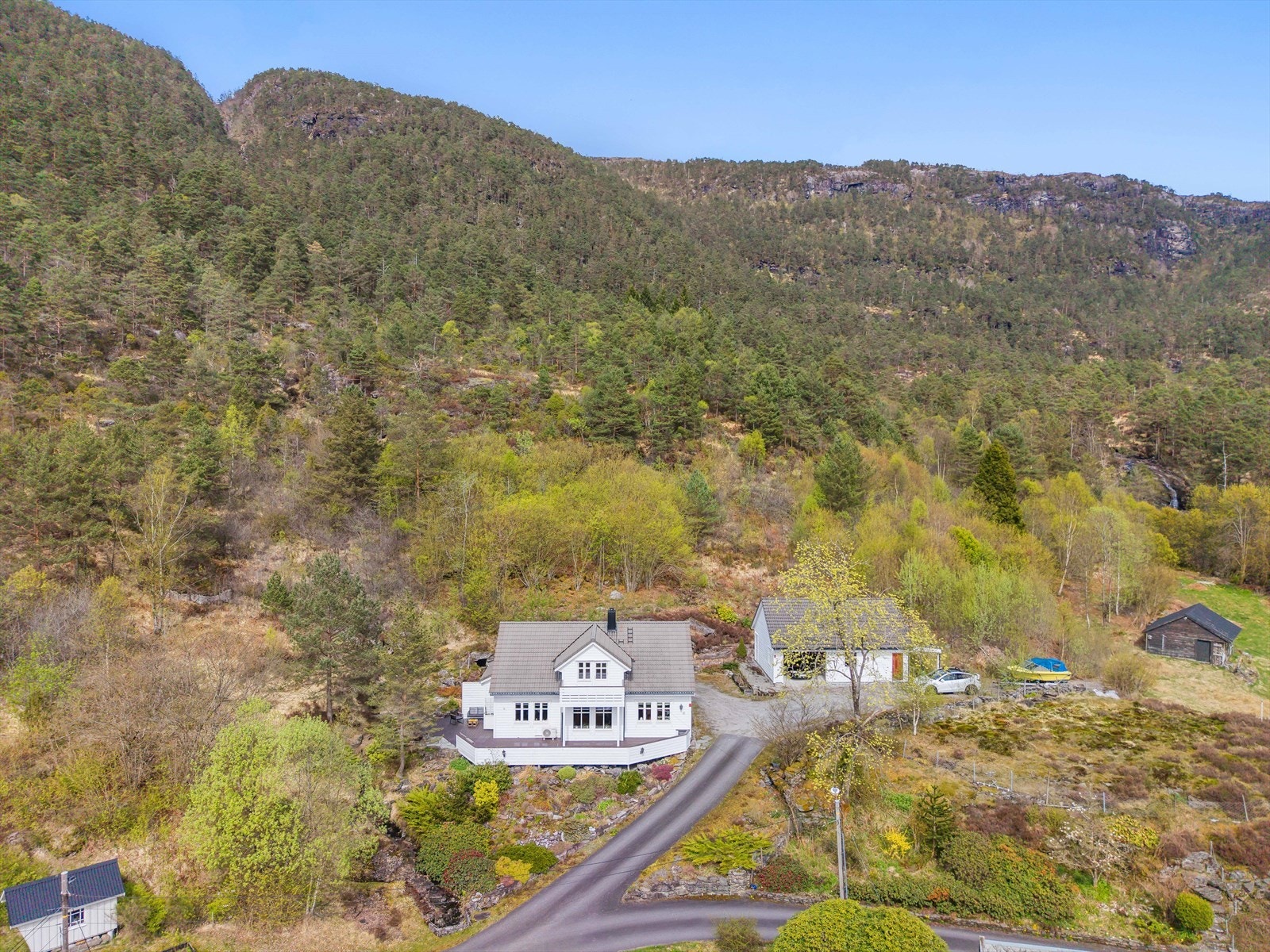 Eiendommen ligger vakkert til, omkranset av skog og natur. Galleribilde