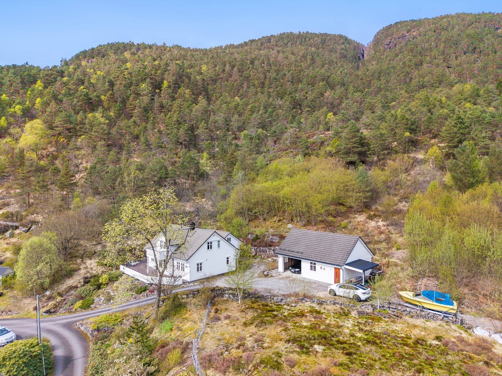 Eiendommen omfatter en romslig garasje med lagringsloft og et separat anneks, som gir gode muligheter for lagring og hobby. Galleribilde