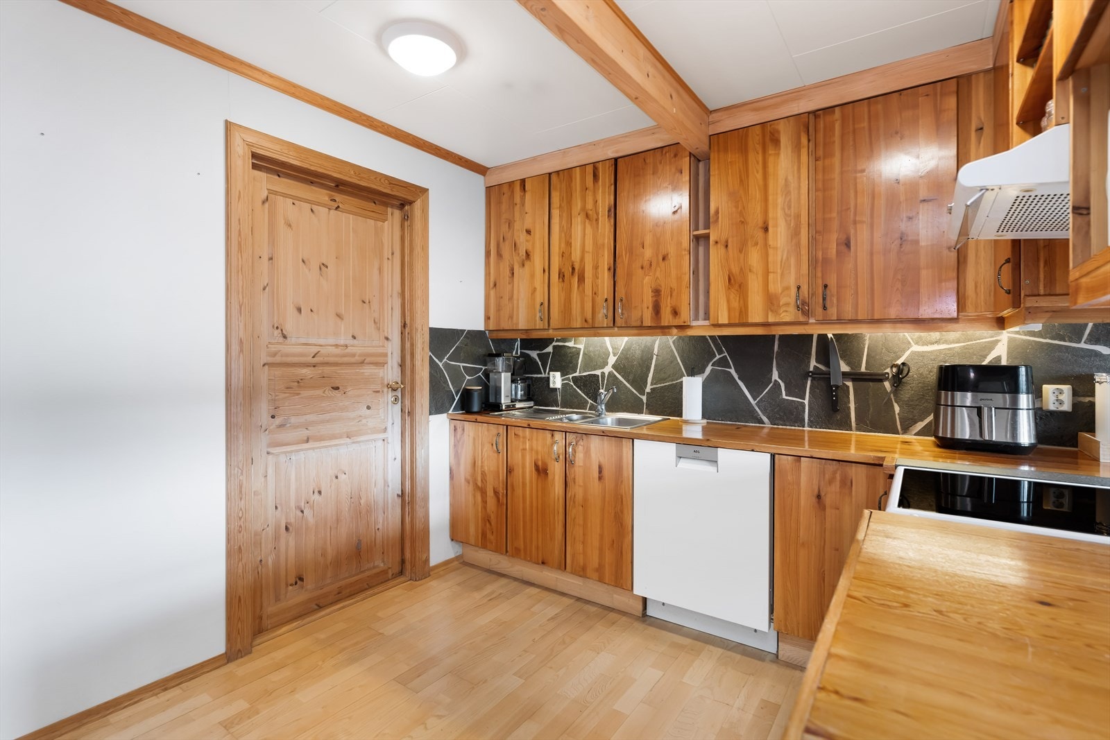 Kjøkkenet er utstyrt med oppvaskmaskin, komfyr og kjøkkenventilator med kullfilter. Galleribilde