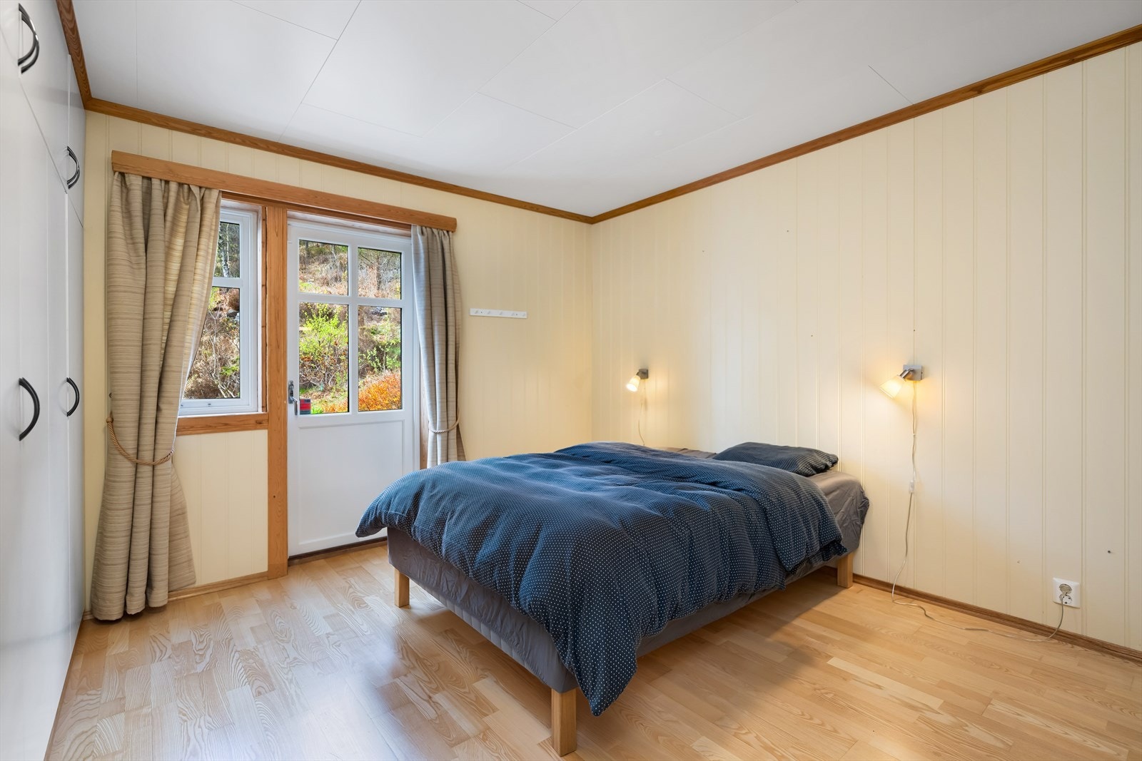 Rommet er lyst og har god plass til dobbeltseng og nattbord. Galleribilde