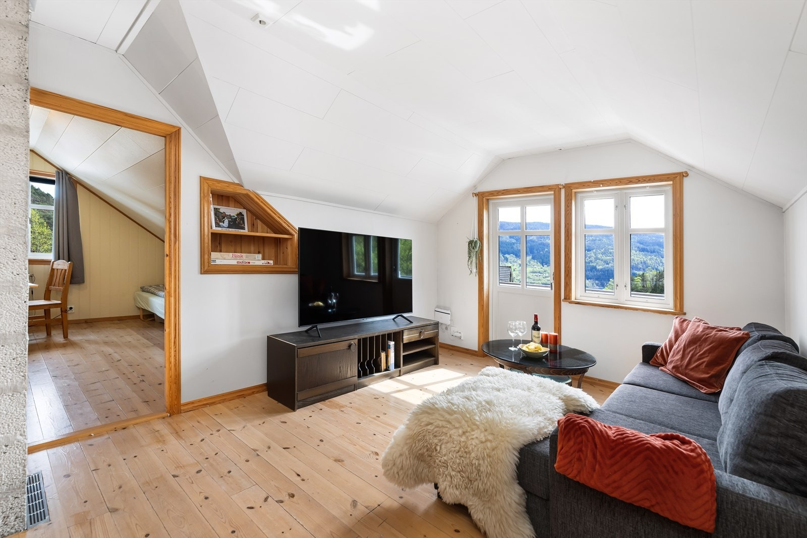 Loftstuen er et lunt og allsidig rom, perfekt som en ekstra TV-stue eller lekerom for barna. Galleribilde