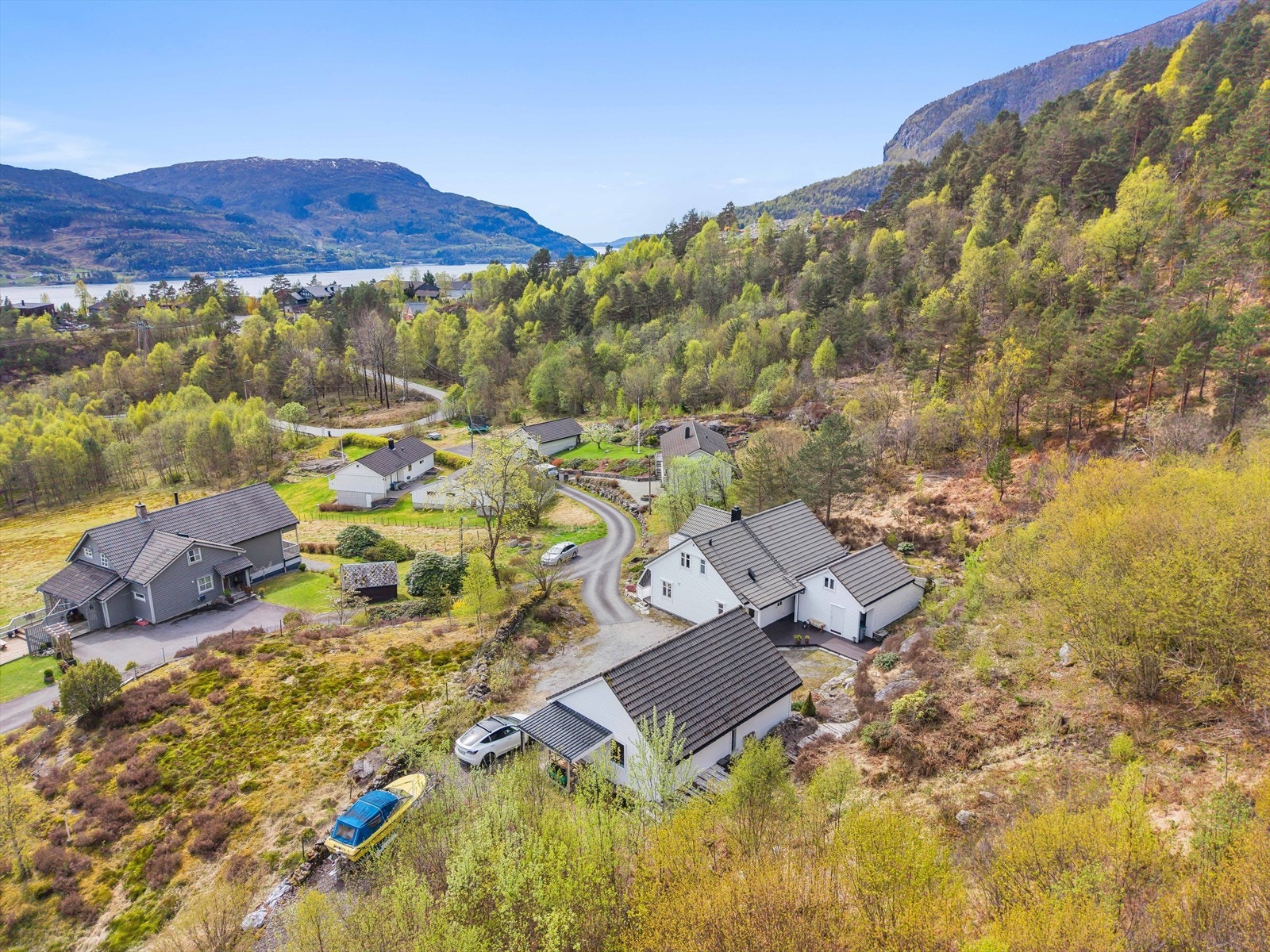 Oversiktsbilde som viser eiendommens plassering i terrenget. Galleribilde