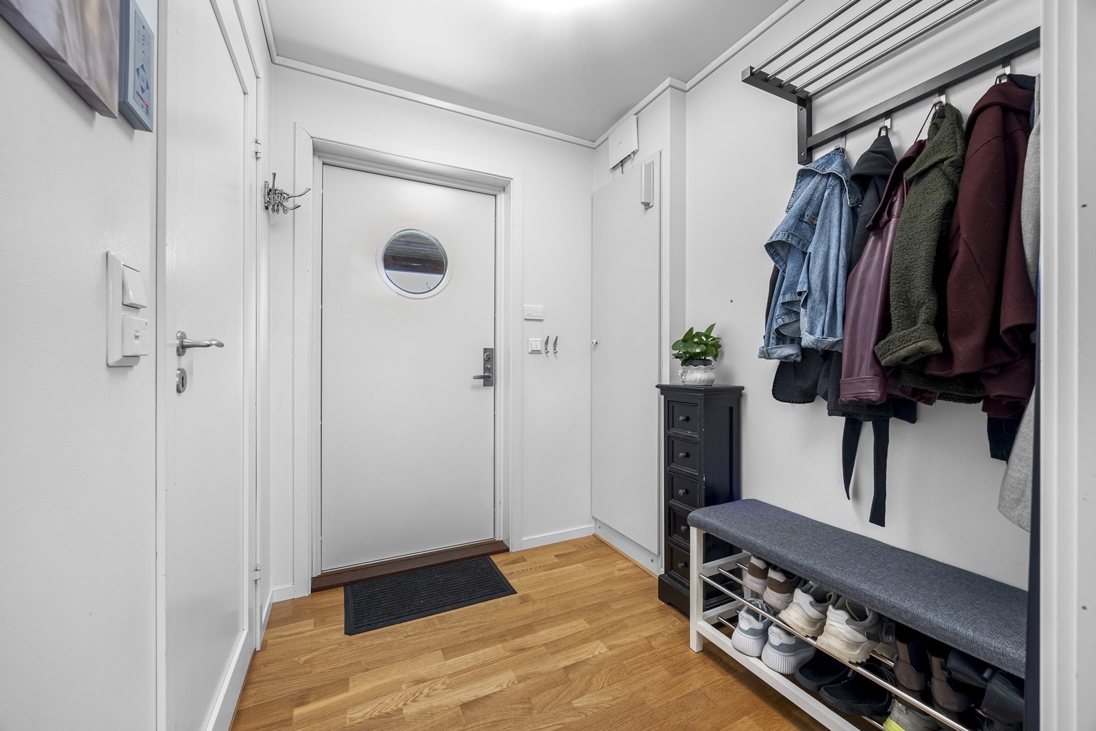 Gang med dør inn til bad/vaskerom Galleribilde