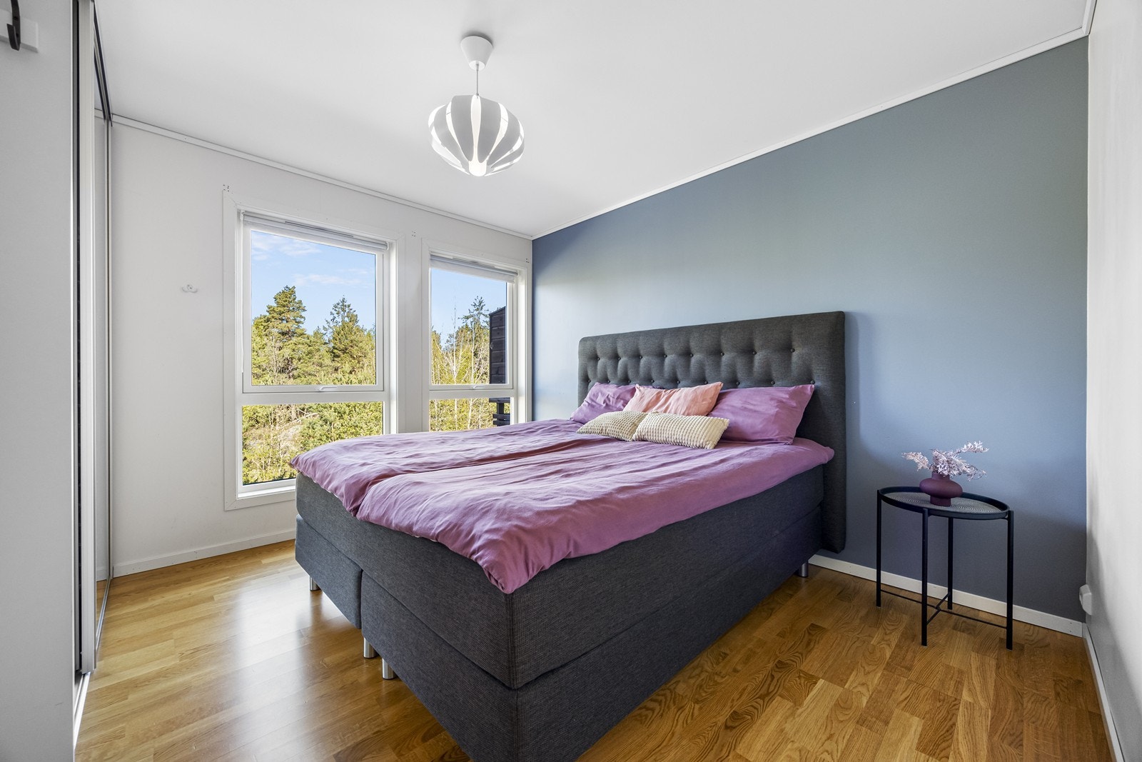 I 2. etasje er det tre soverom og bad. Romslig hovedsoverom med skyvedørsgarderobe. Galleribilde