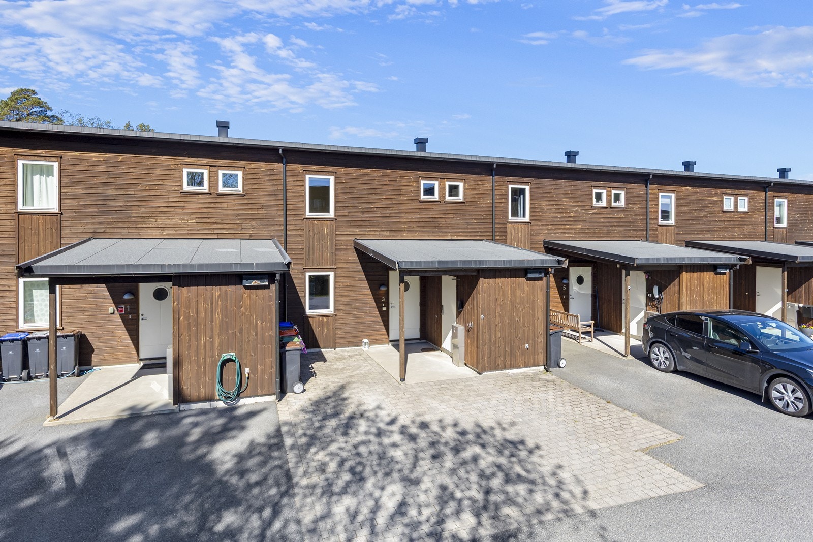 Parkering tilgjengelig foran boligen med enkel adkomst til inngangspartiet. Praktisk sportsbod ved inngangsparfti, samt el-bil lader. I tillegg garasje i rekke. Galleribilde