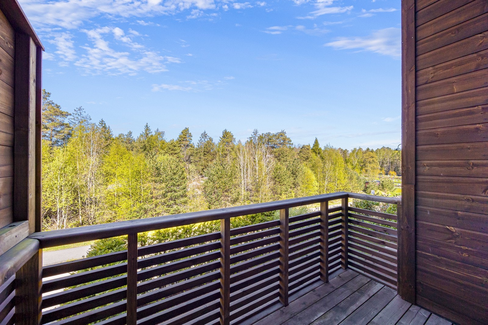 Veranda ut fra andre etasje har god plass til utemøbler og fin utsikt over området. Her er det ettermiddags- og kveldssol. Galleribilde