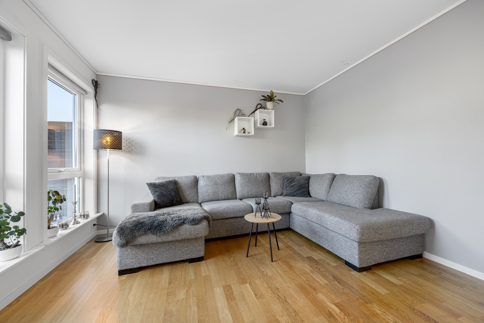 Åpen løsning gir god forbindelse mellom oppholdsrom og spiseområde. Store og gode vinduer som slipper godt med lys inn. Galleribilde