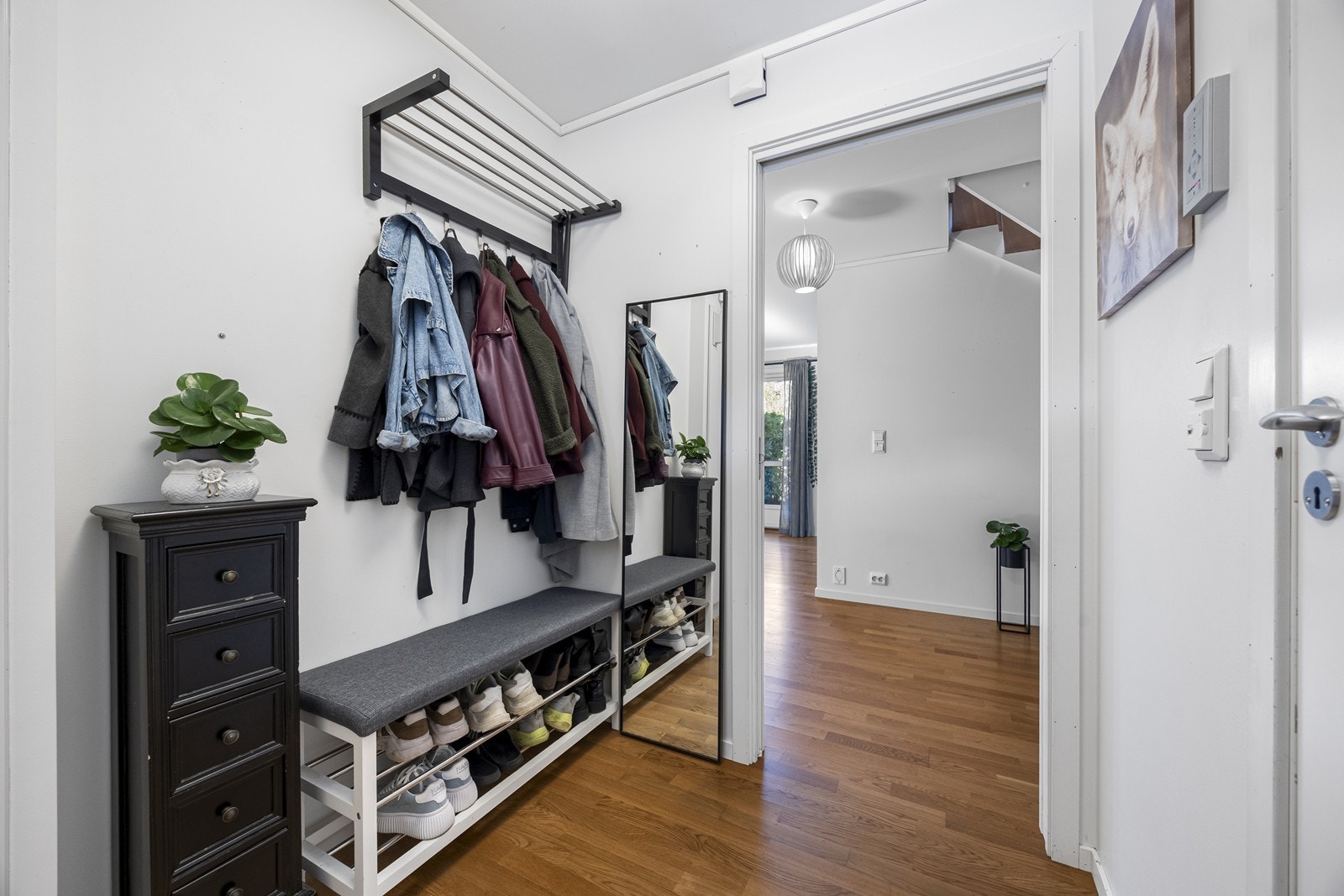 Plass til oppheng og benk gir funksjonell bruk av entréområdet. Galleribilde