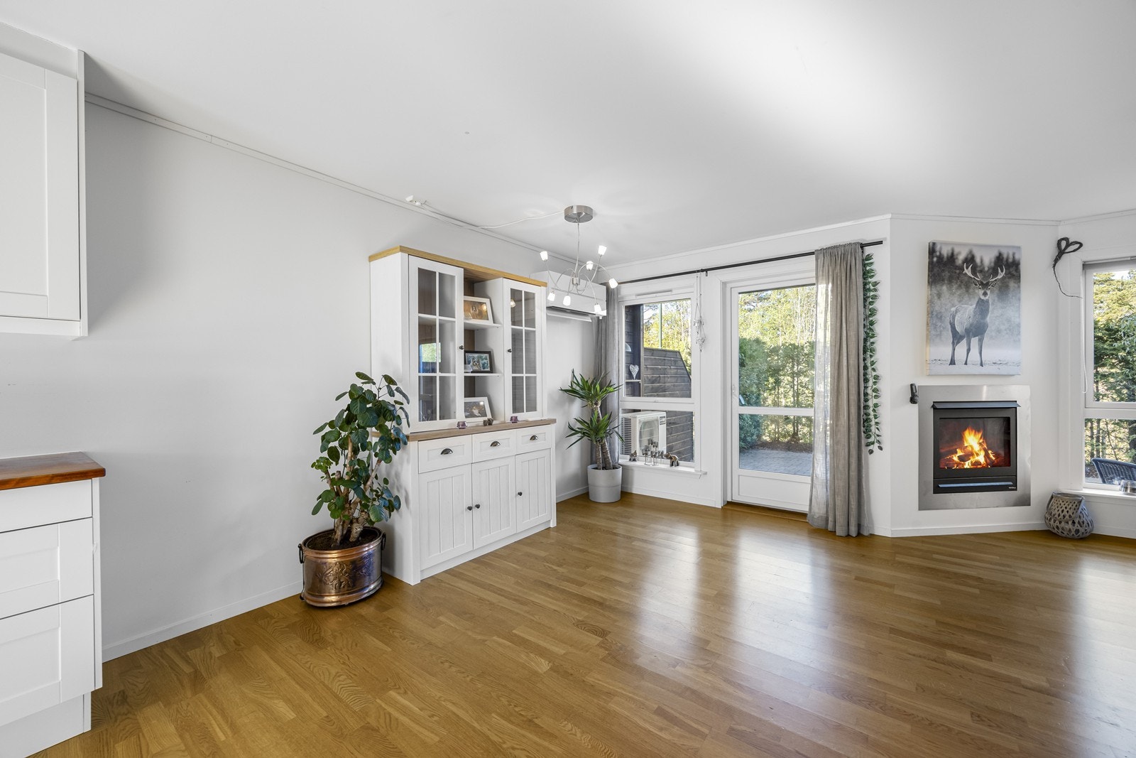 Delvis åpen stue/kjøkkenløsning hvor det er god plass til spisebord mellom rommene. I tillegg utgang til uteplass. Varmepumpe og gasspeis. Galleribilde