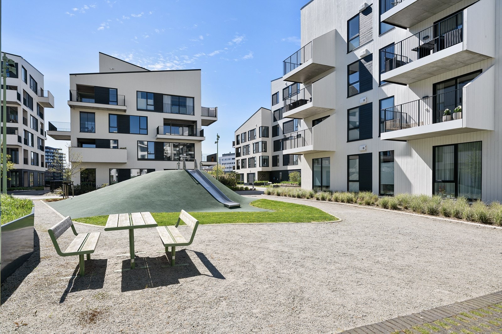 Sameiet har hyggelige fellesarealer med lekeplass og sittegrupper Galleribilde