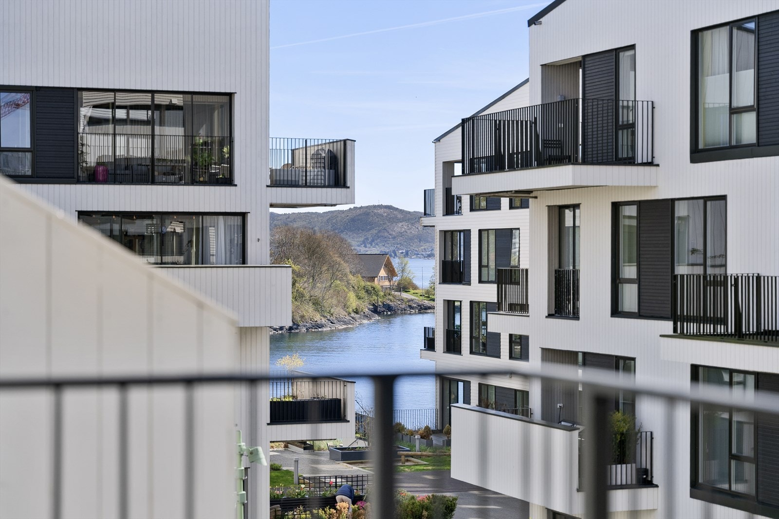Mellom byggene er det glimt av sjøen Galleribilde