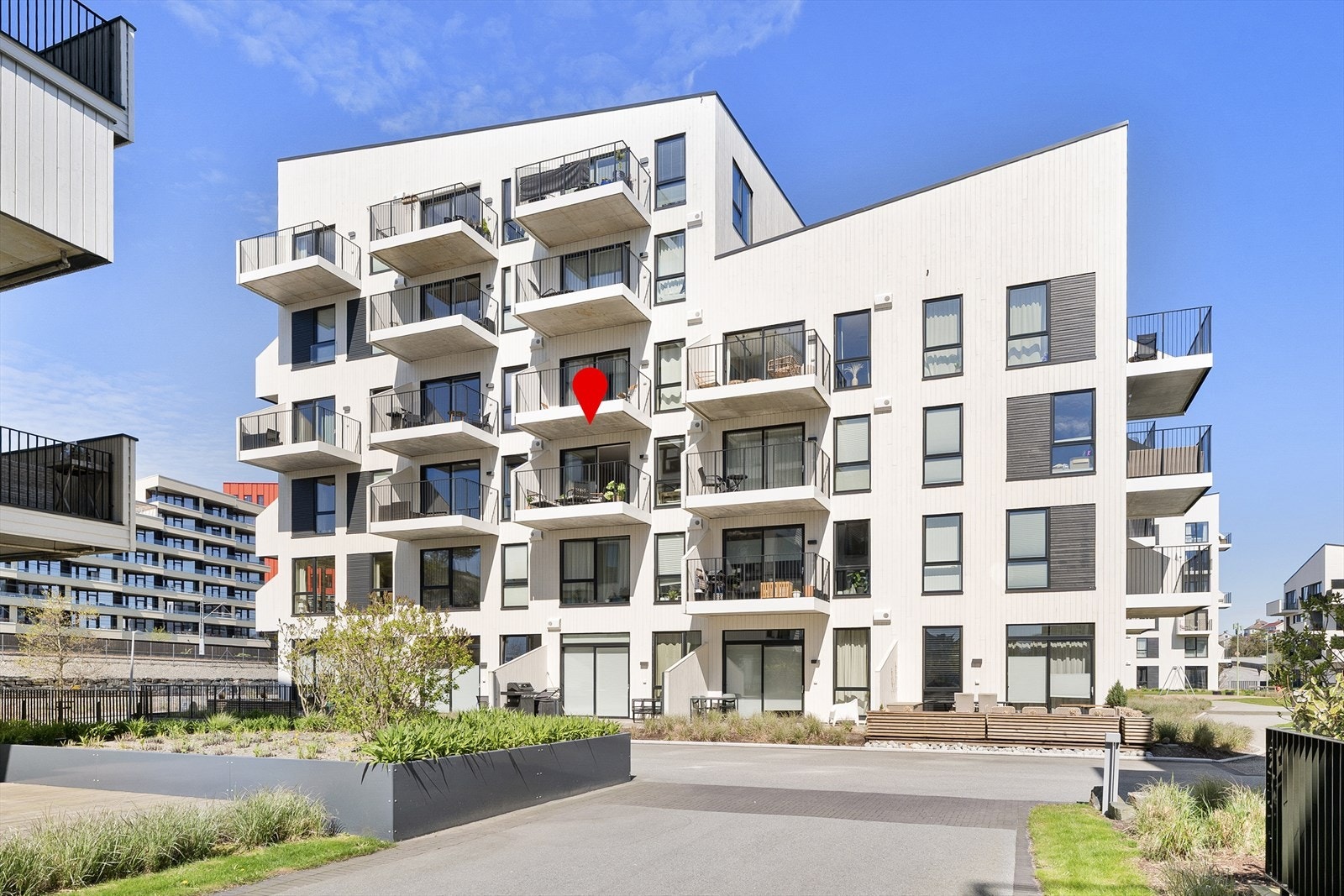 Kjekk plassering i 3.etg på byggets sørlige fasade Galleribilde