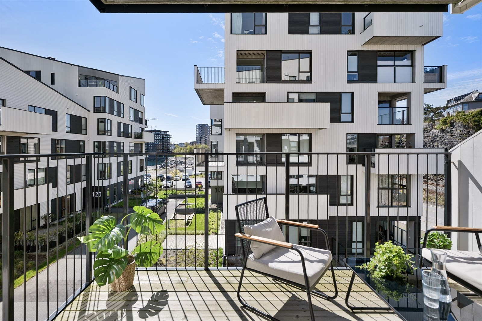 Balkongen har god plass til en sittegruppe Galleribilde