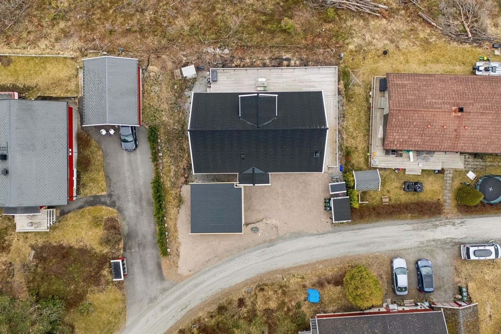 Boligen ligger på en tomt på 510 kvadratmeter med opparbeidet gårdsplass som nylig er gruslagt. Galleribilde