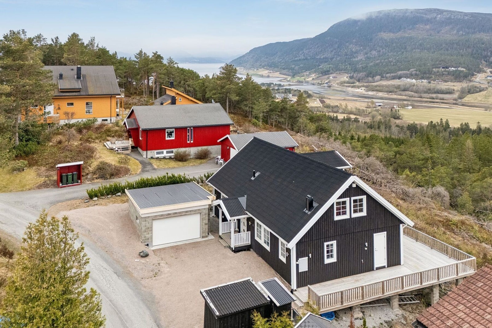 En moderne og innbydende enebolig over to plan, beliggende i grønne og rolige omgivelser med kort avstand til Rissa sentrum. Galleribilde