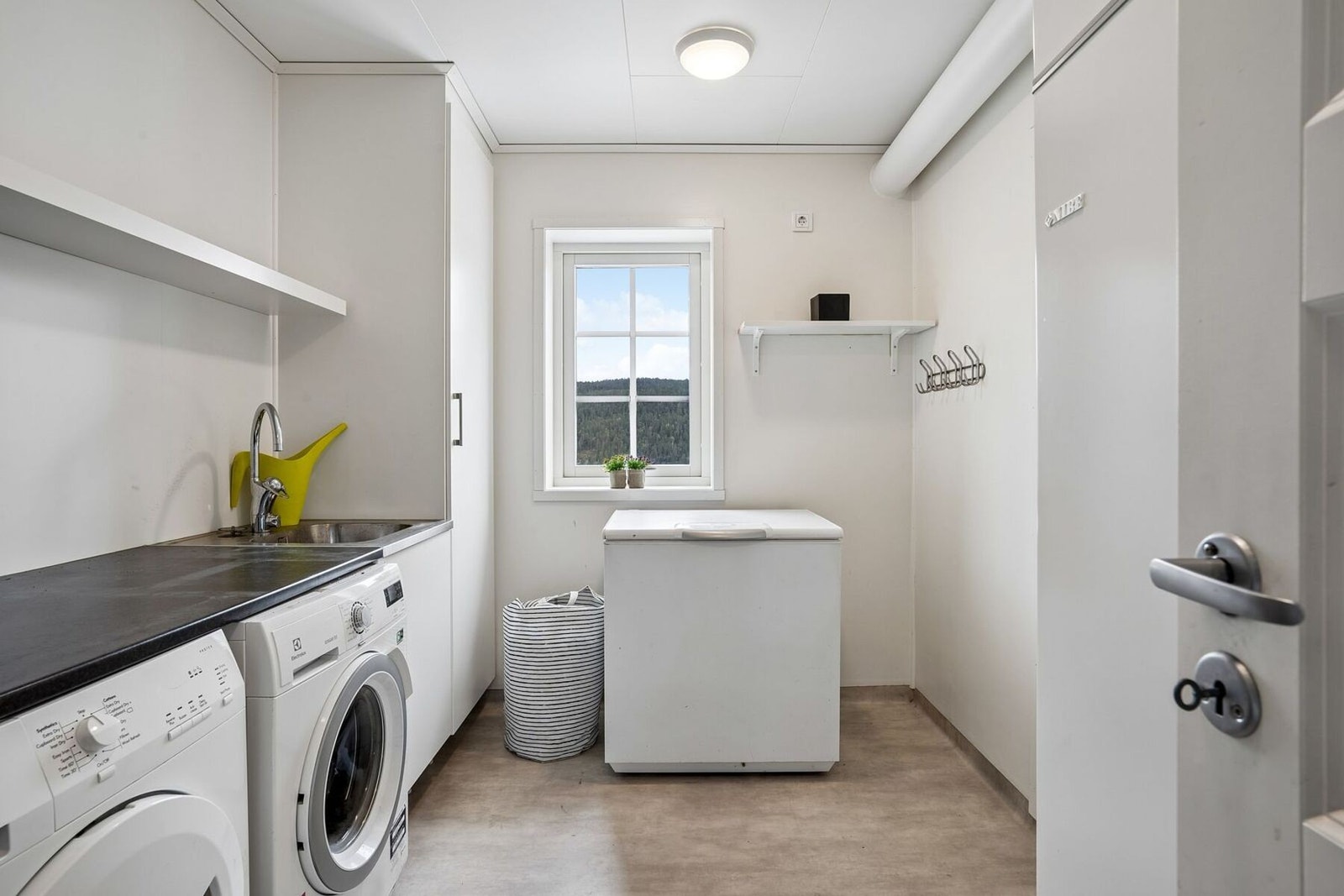 Boligen har også et eget vaskerom på hele 8 kvadratmeter med god plass til oppbevaring og nødvendig utstyr. Galleribilde
