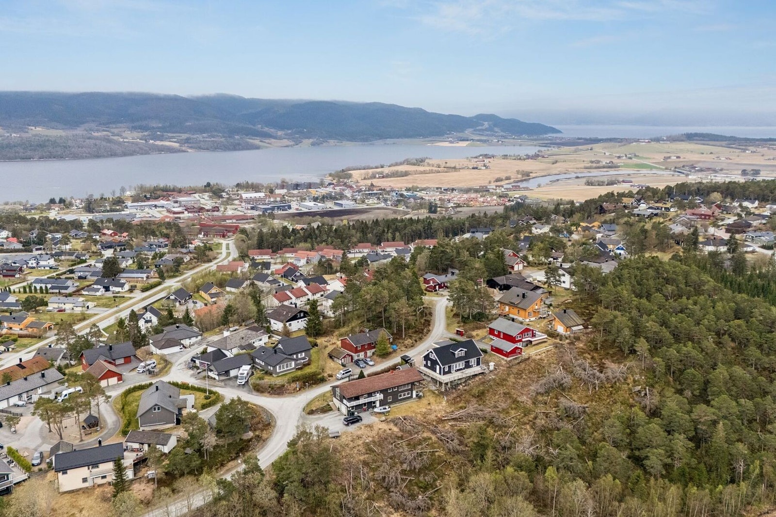 Attraktiv og familievennlig beliggenhet i et rolig og etablert boligområde i Rissa. Beliggenheten kombinerer rolige omgivelser med praktisk nærhet til sentrum og nødvendige fasiliteter. Galleribilde
