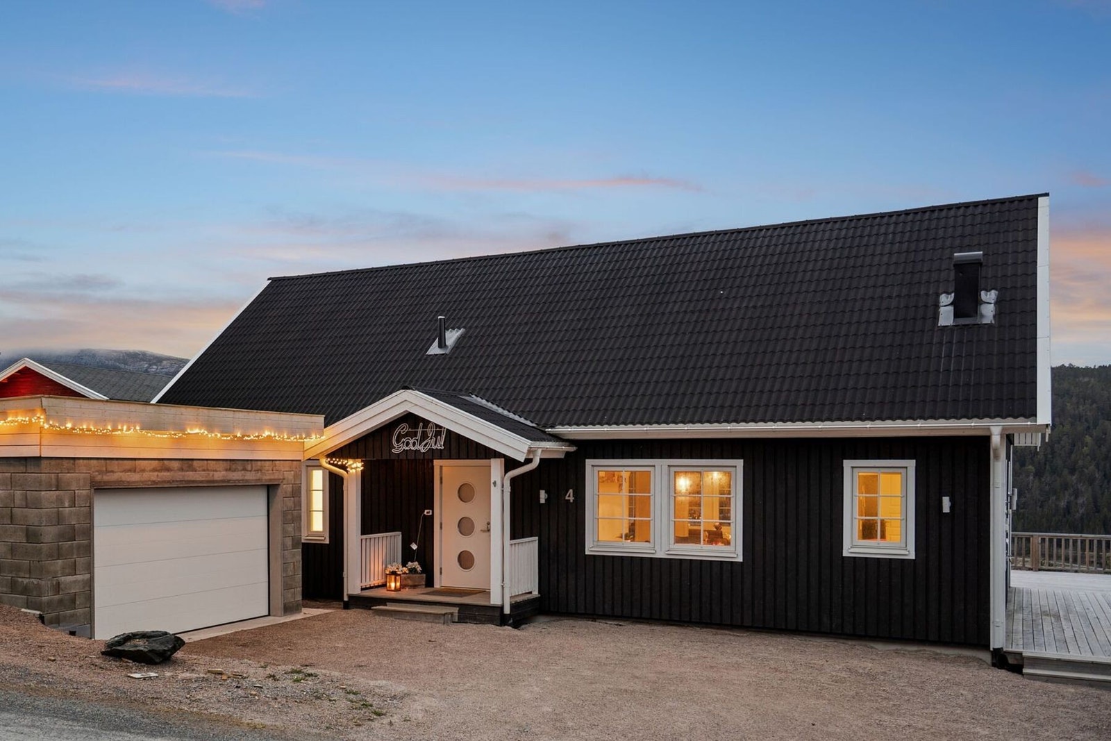 Her får du en velholdt bolig fra 2018 med moderne standard og helhetlige løsninger, fordelt over et bruksareal på 107 kvadratmeter med en gjennomtenkt planløsning. Galleribilde