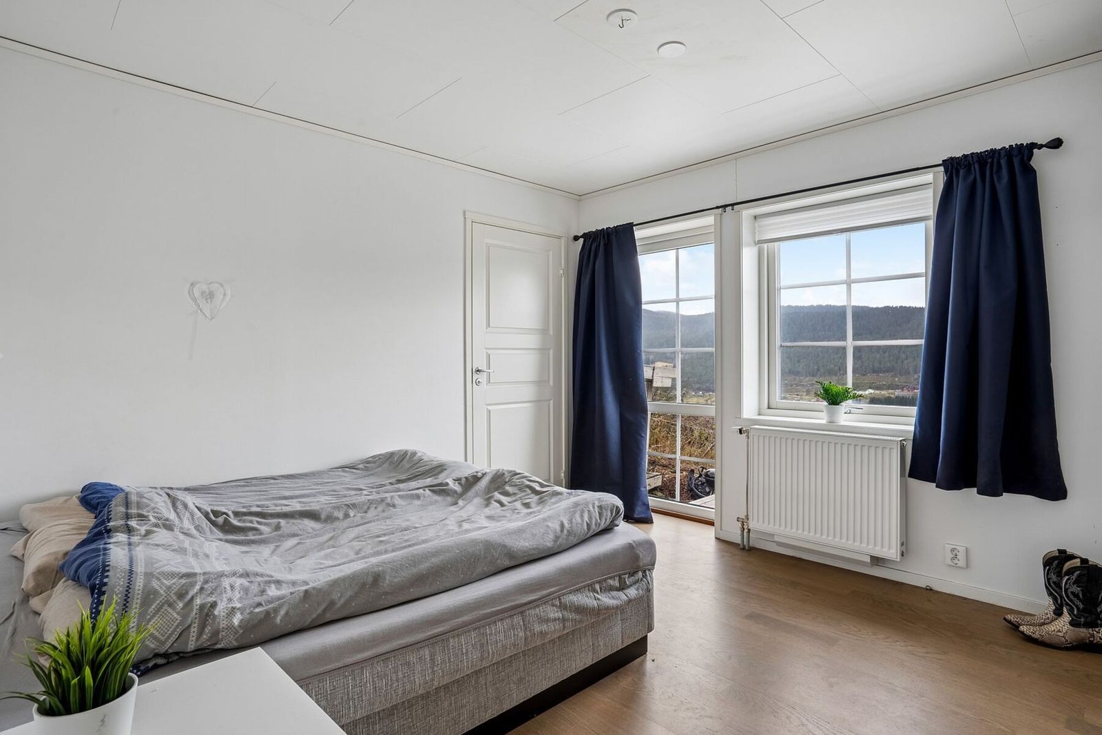 Dette soverommet måler gode 13,5 kvadratmeter og har direkte tilknytning til en bod på 5 kvadratmeter. Galleribilde