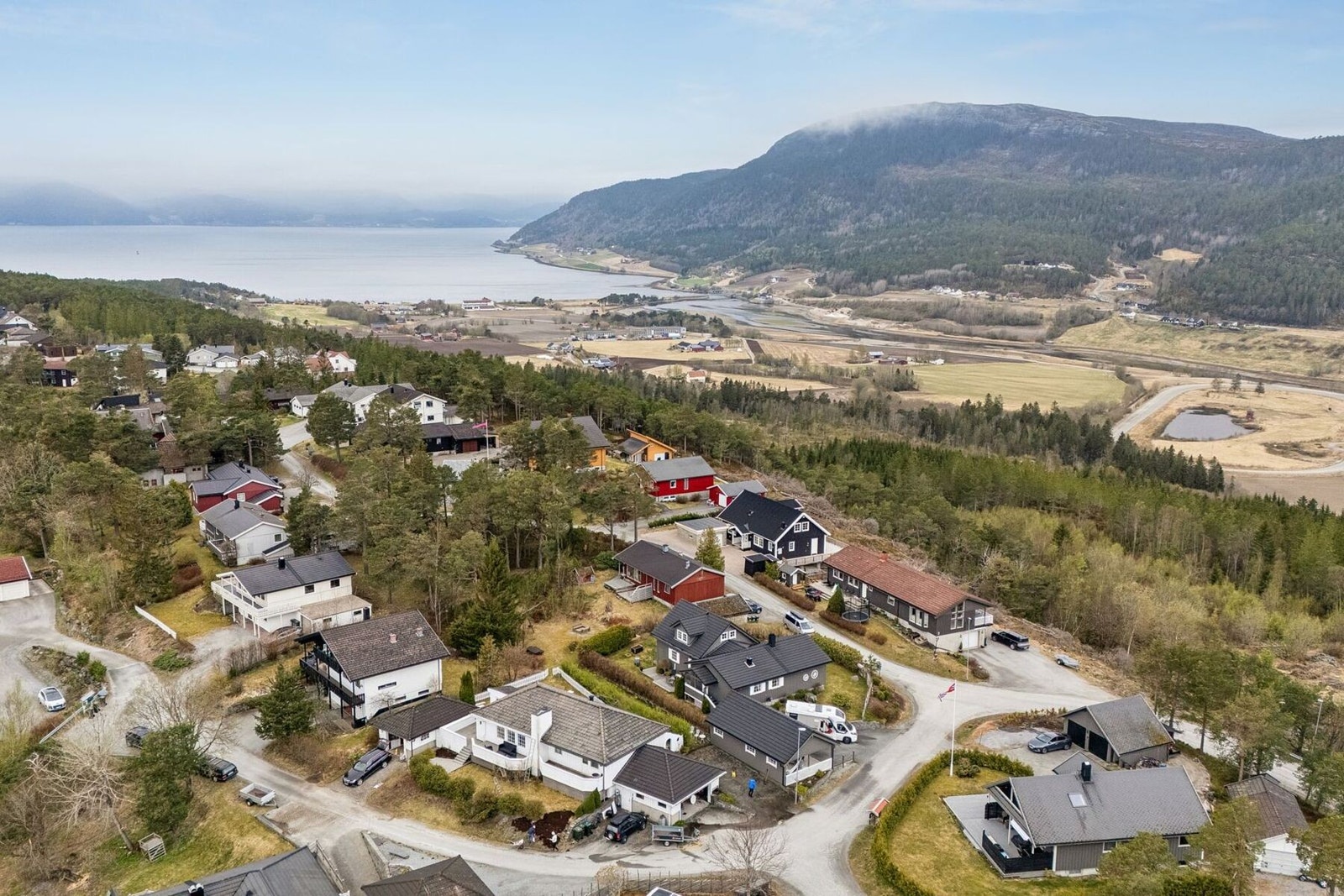 Her bor du med kort og enkel tilgang til både skoler og barnehager, samt gode tur- og rekreasjonsmuligheter. Galleribilde