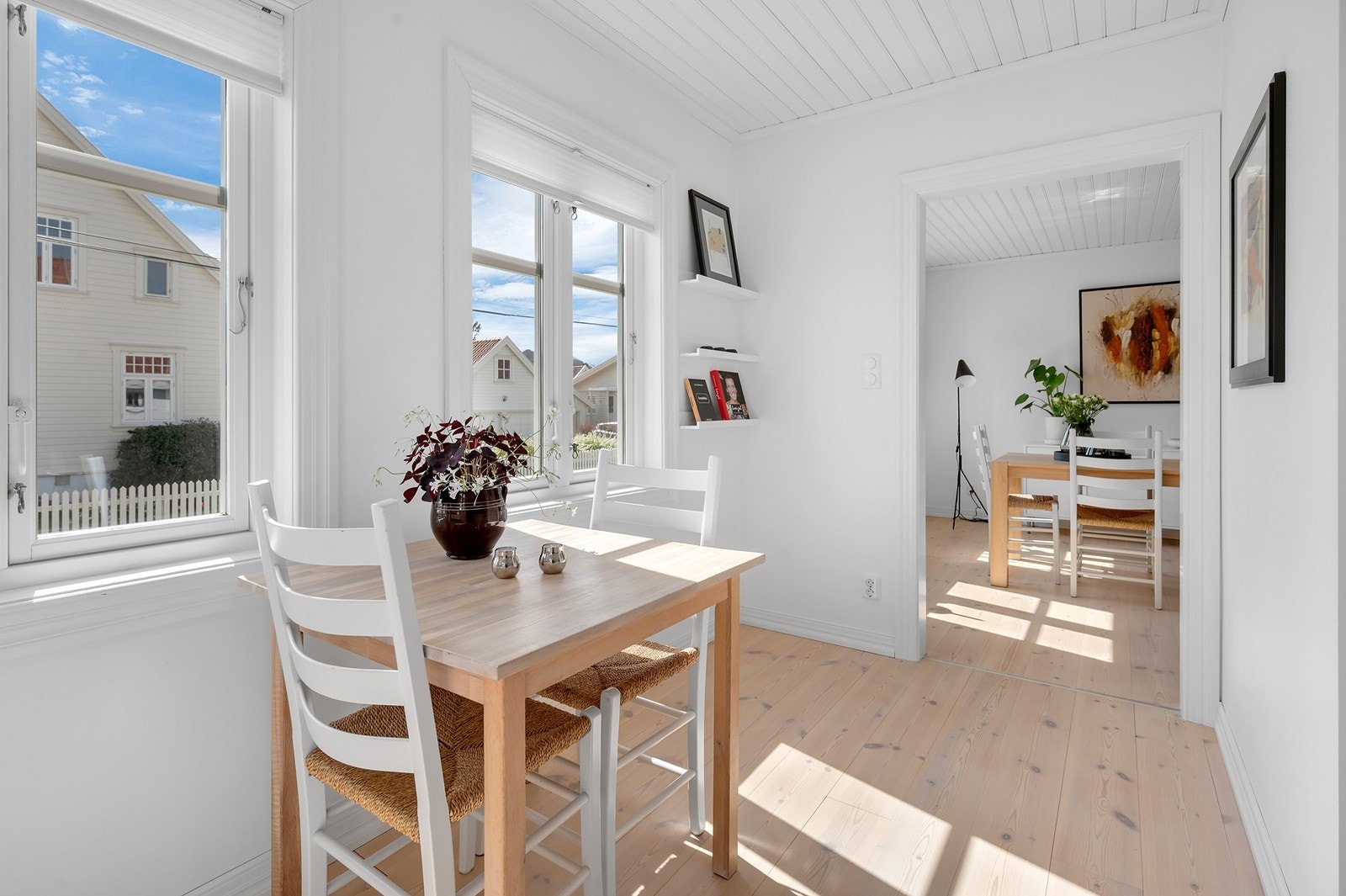 Fra kjøkkenet er det kort vei videre til spisestuen. Galleribilde