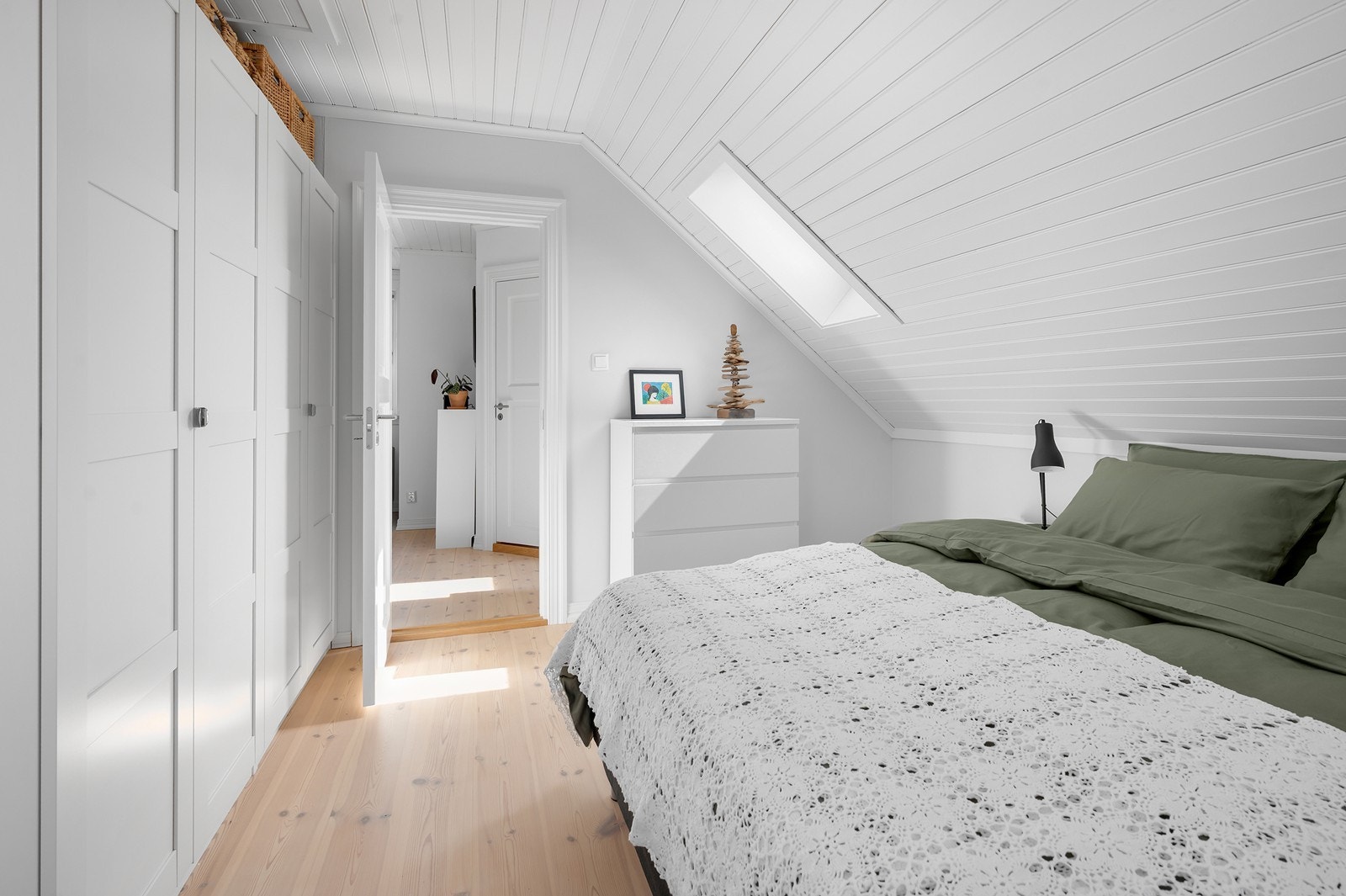God plass til garderobeskap og utgang til loftstuen. Galleribilde