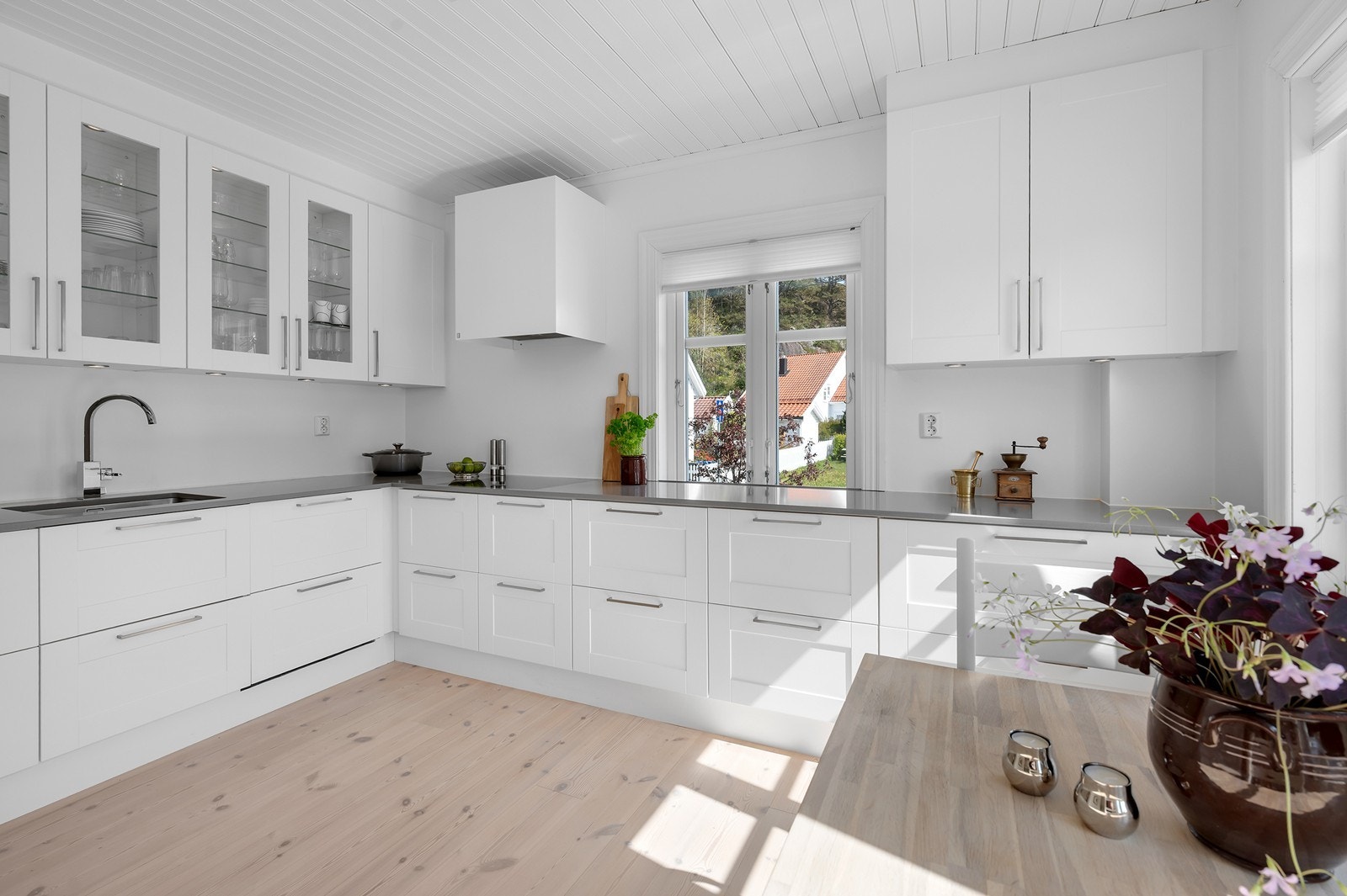 Kjøkkenet har godt med skap- og benkeplass, med en solid benkeplate i stein. Galleribilde