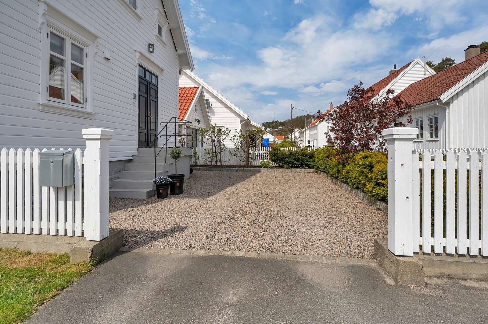 Gruset gårdsplass med god plass til parkering. Galleribilde