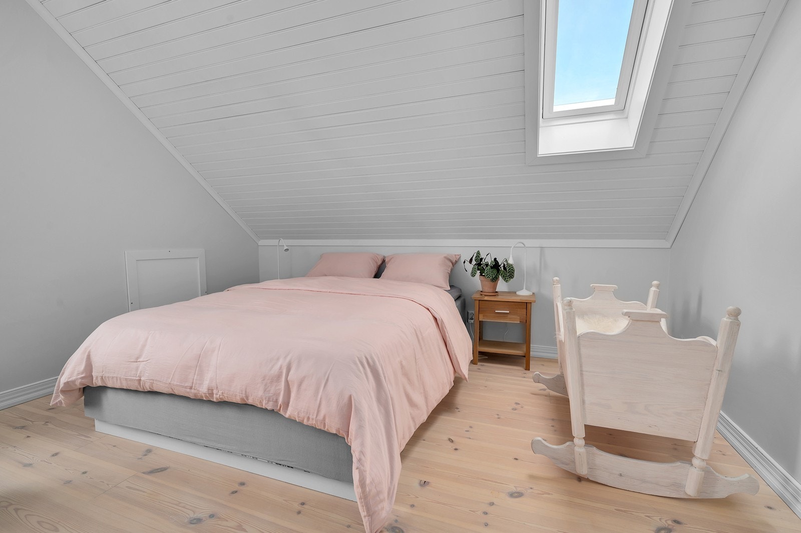 Rommet har en luke i himlingen som gir tilgang til øverste loft for inspeksjon. Galleribilde