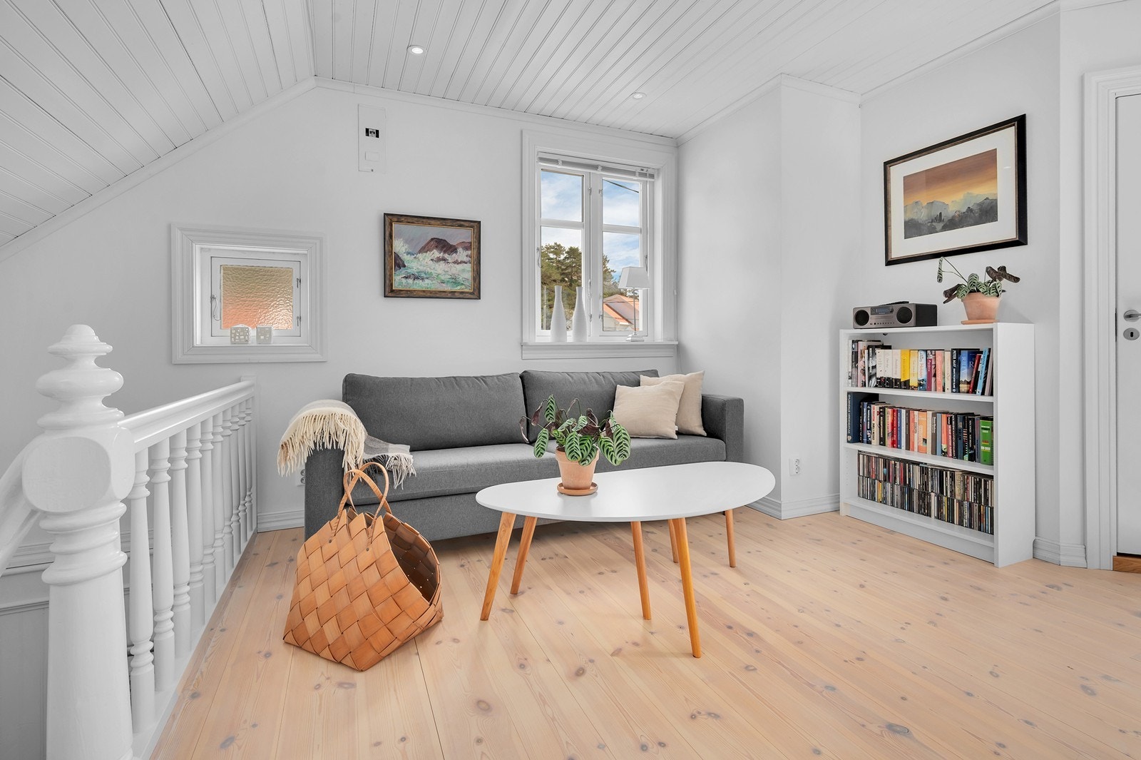 Trapperommet åpner opp til loftstuen, som fungerer som et bindeledd mellom rommene på etasjen. Galleribilde