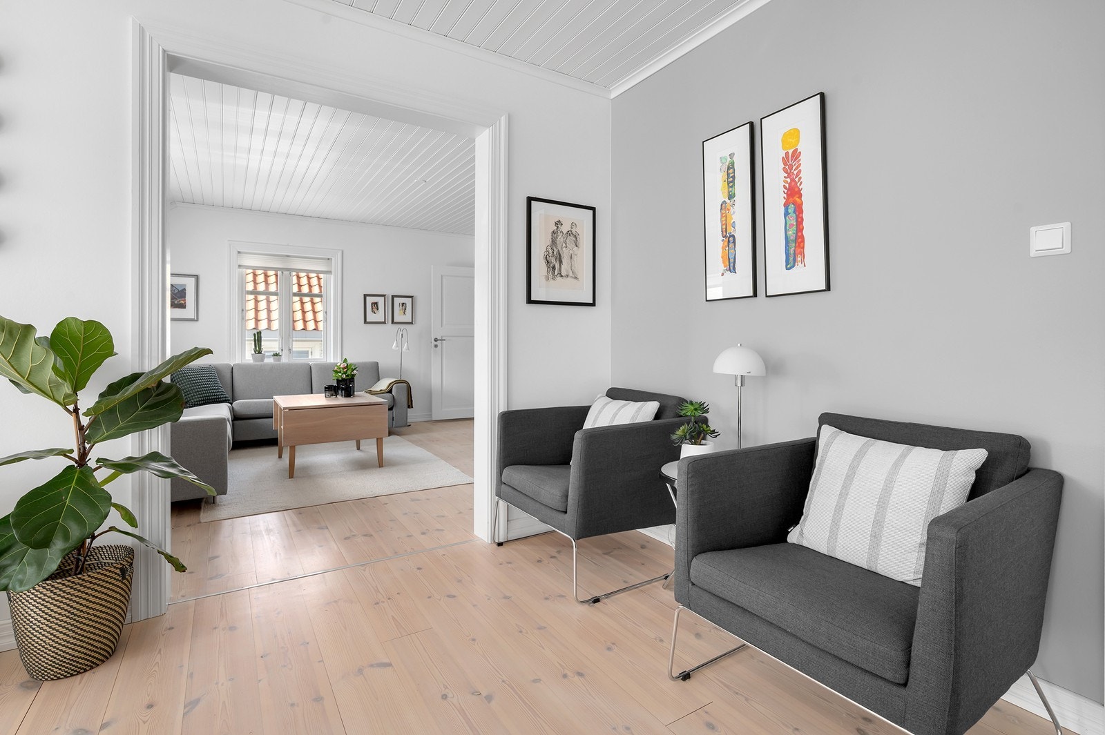 En egen stuedel gir rom for en roligere sone, adskilt fra spisestuen. Galleribilde