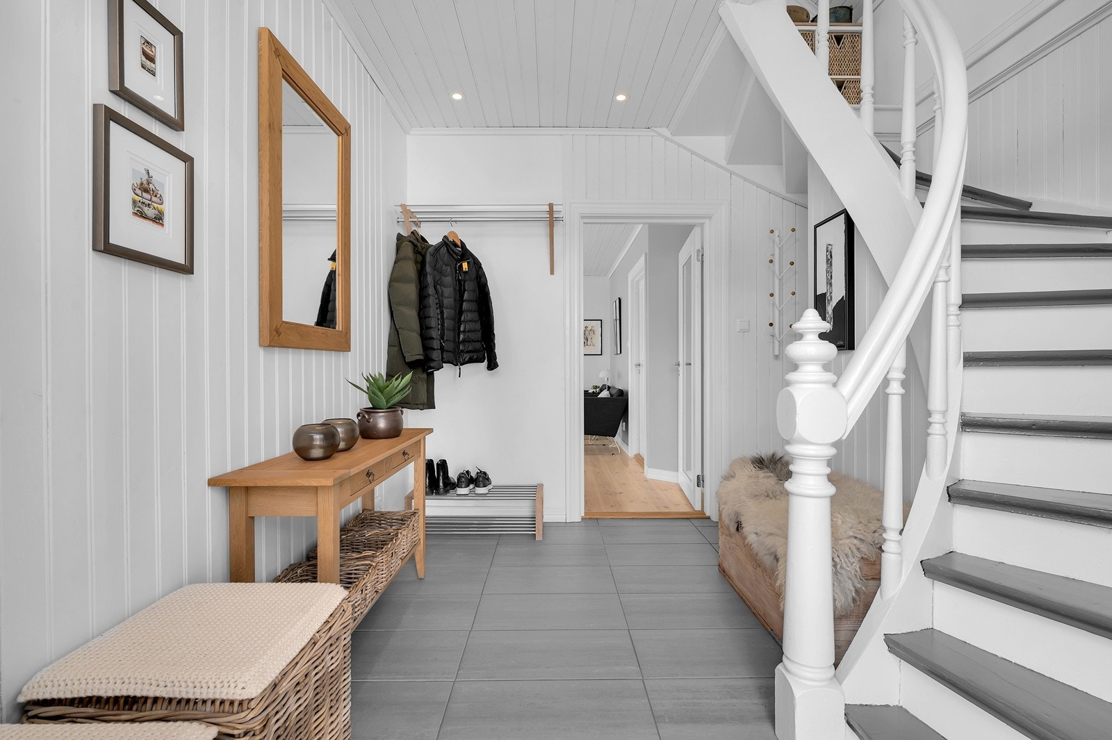 Fra hallen er det direkte tilgang til boligens oppholdsrom. Sikringsskapet med automatsikringer er plassert her. Galleribilde