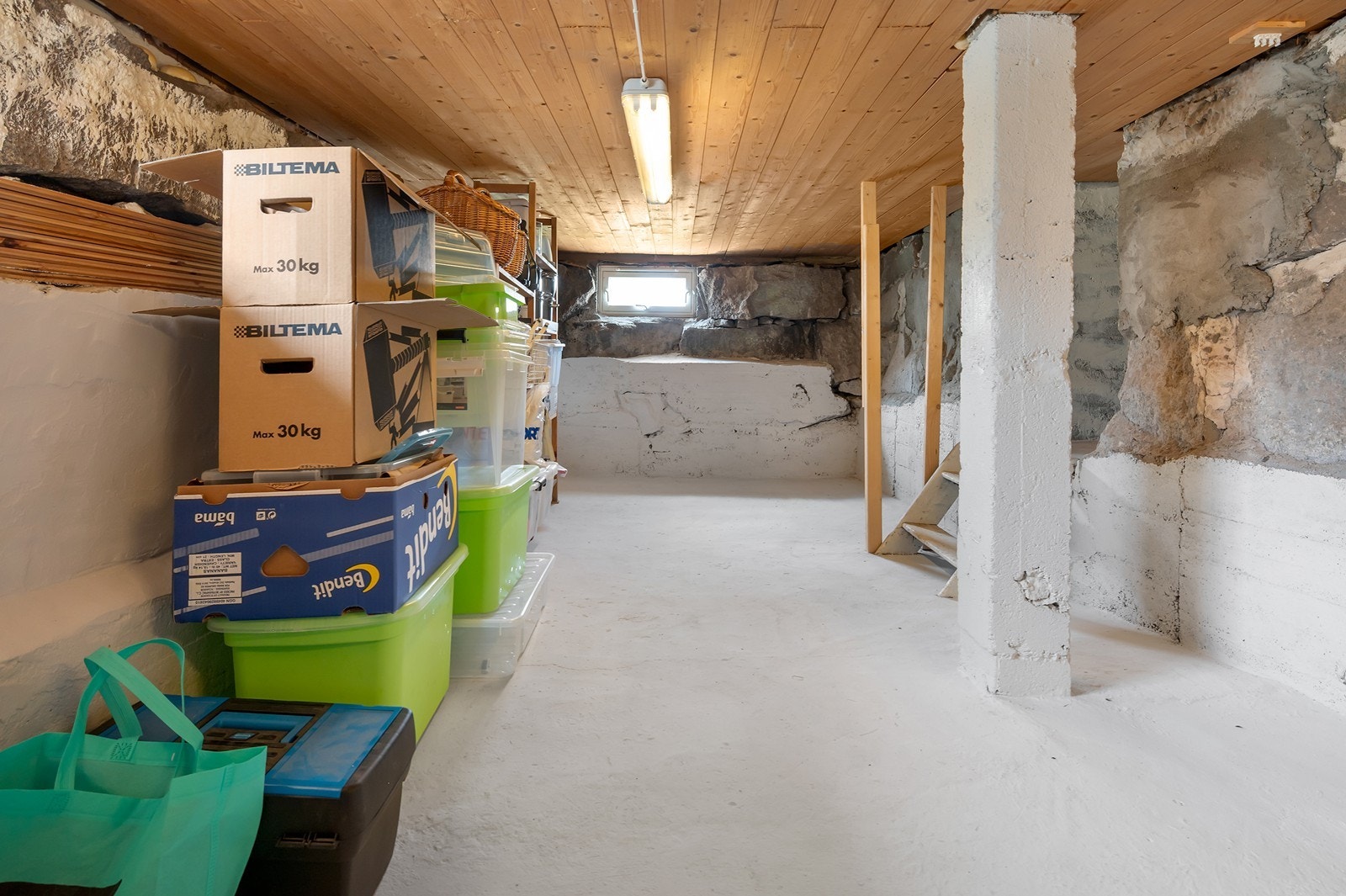 Kjelleren består av et stort lagringsareal med lav takhøyde. Galleribilde
