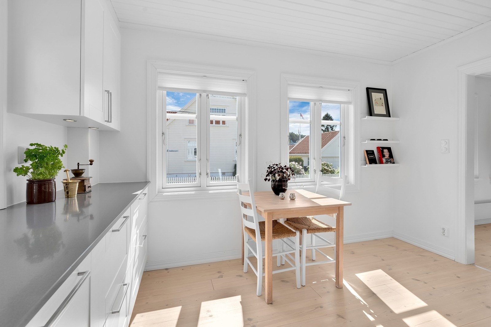 En hyggelig spiseplass på kjøkkenet for de raske måltidene. Galleribilde