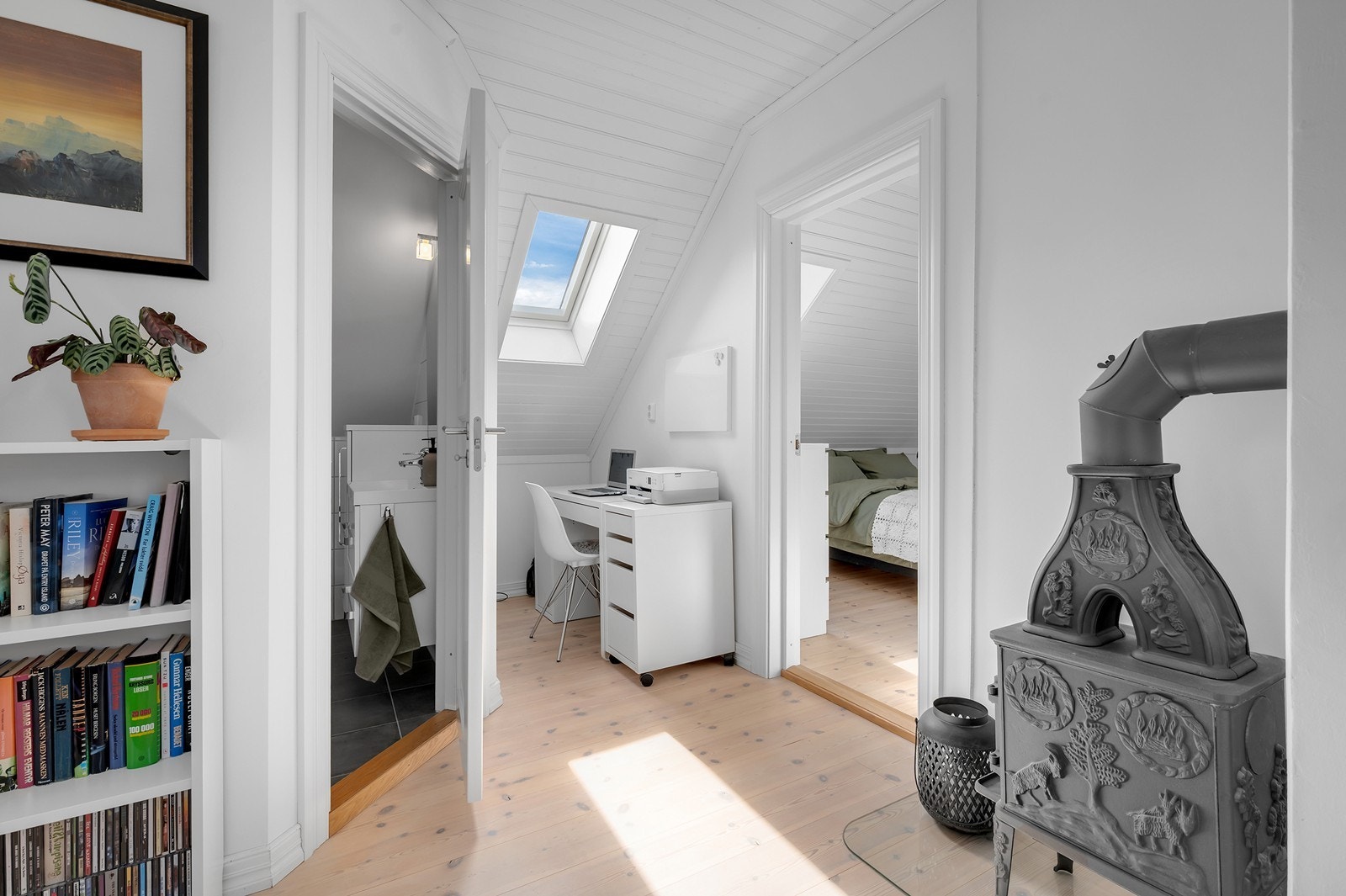 Fra loftstuen er det adkomst til etasjens to soverom og bad. Galleribilde