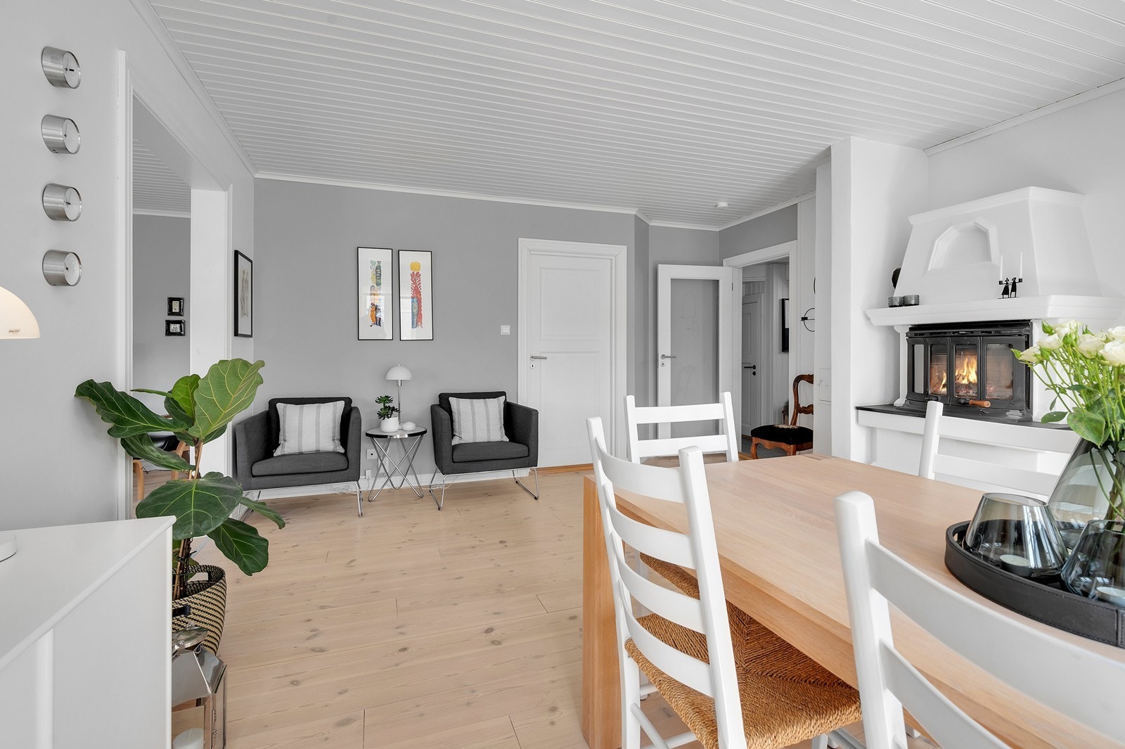 Innvendig har boligen profilerte fyllingsdører i furu. Galleribilde