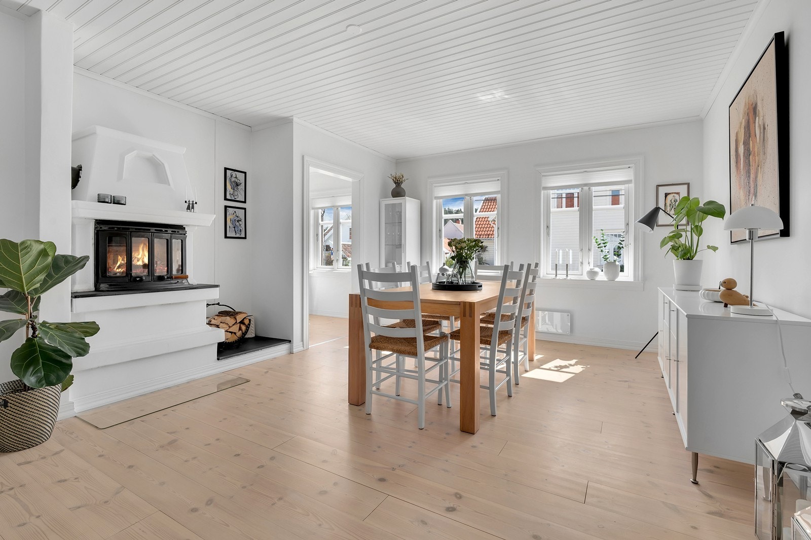 Rommet har plass til en stor spisegruppe og har gjennomgående furugulv, som i flere av boligens rom. Galleribilde