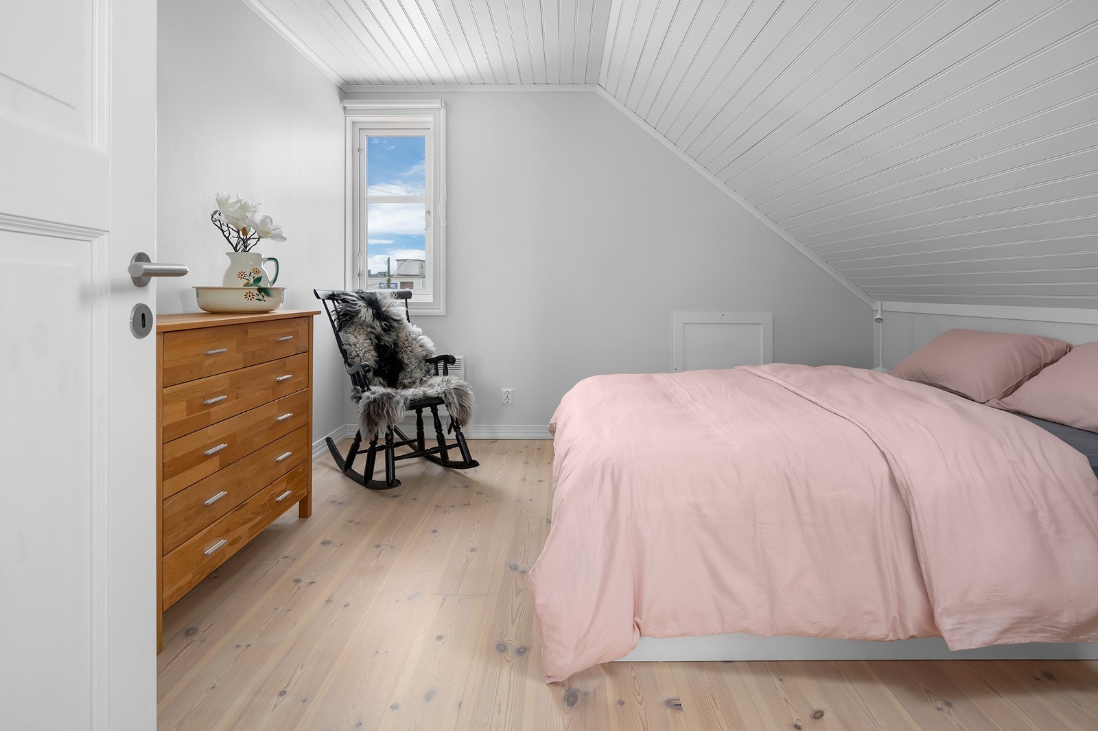 Det andre soverommet på loftet, også dette med furugulv. Galleribilde