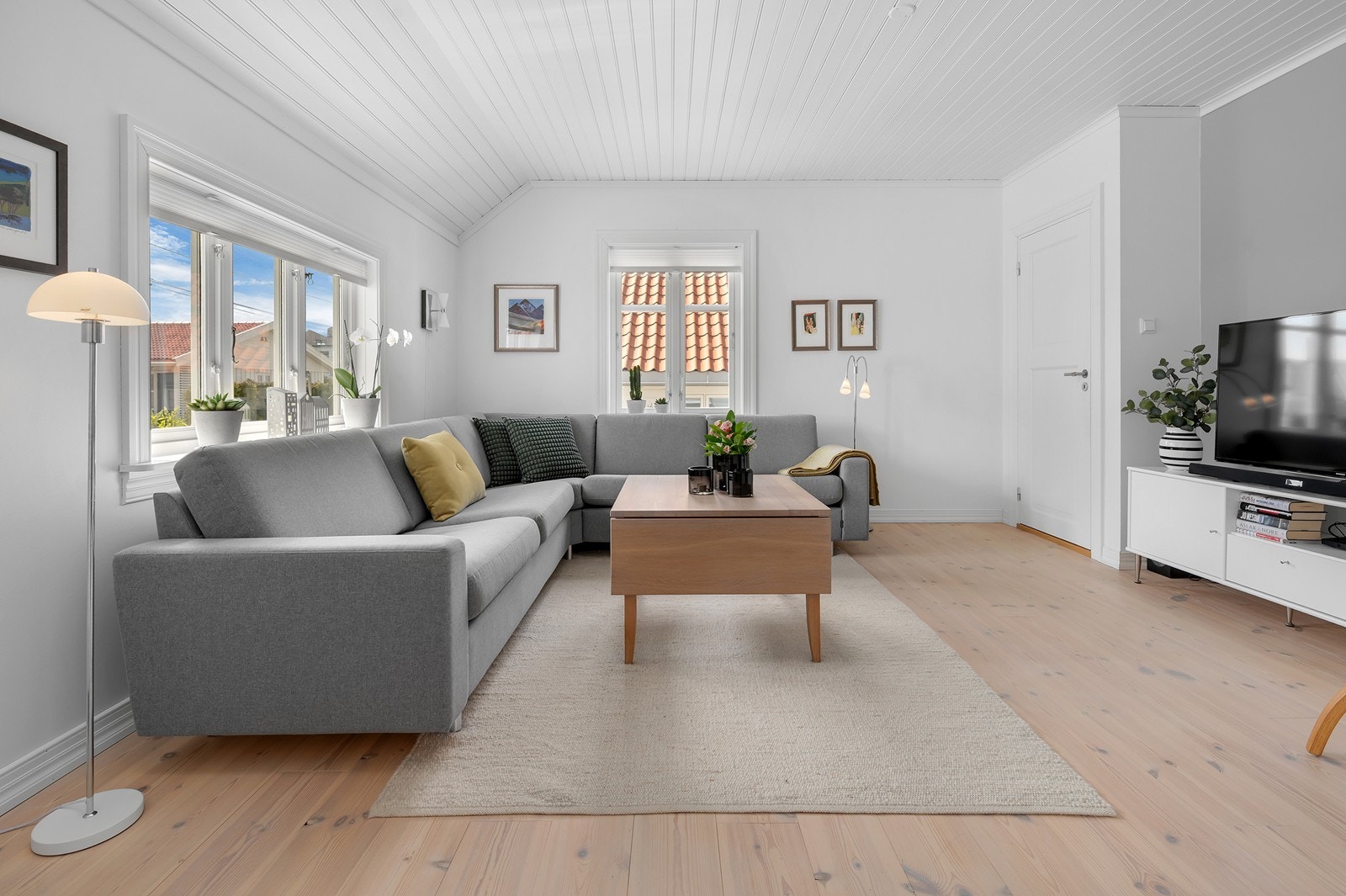 Stuen er en del av tilbygget og gir fleksible møbleringsmuligheter for en romslig sofagruppe. Galleribilde