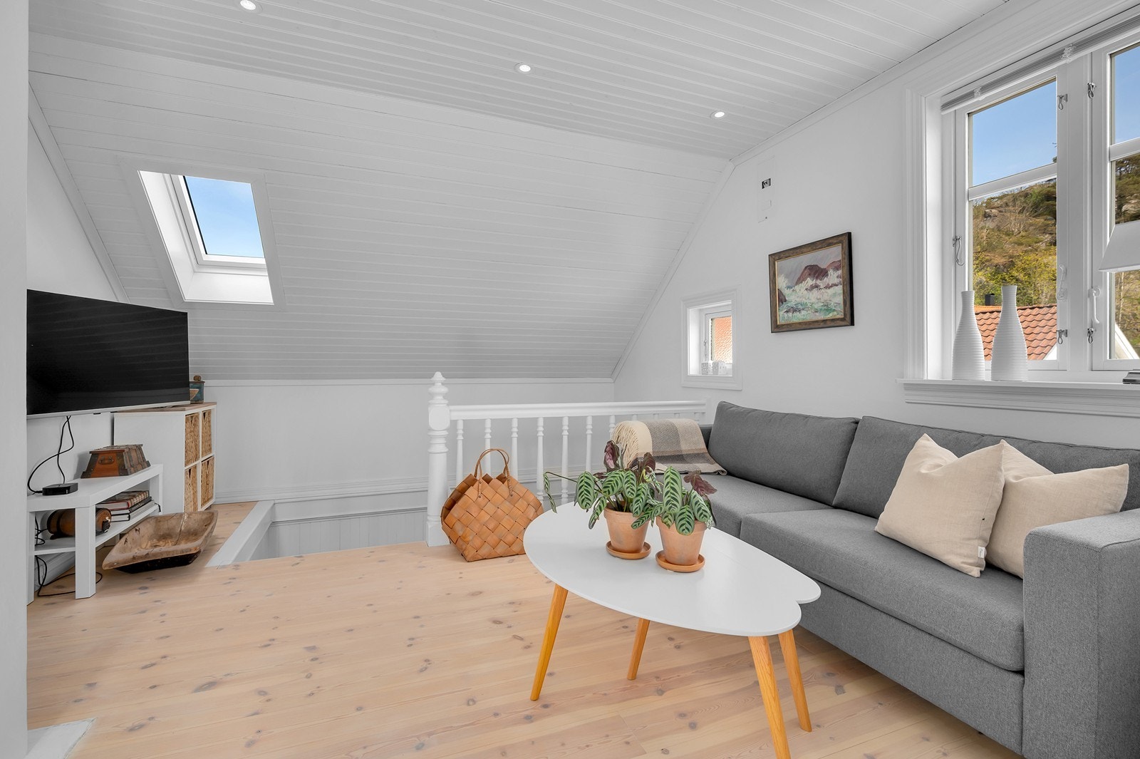 Velux takvinduer gir rikelig med dagslys til loftsetasjen. Galleribilde