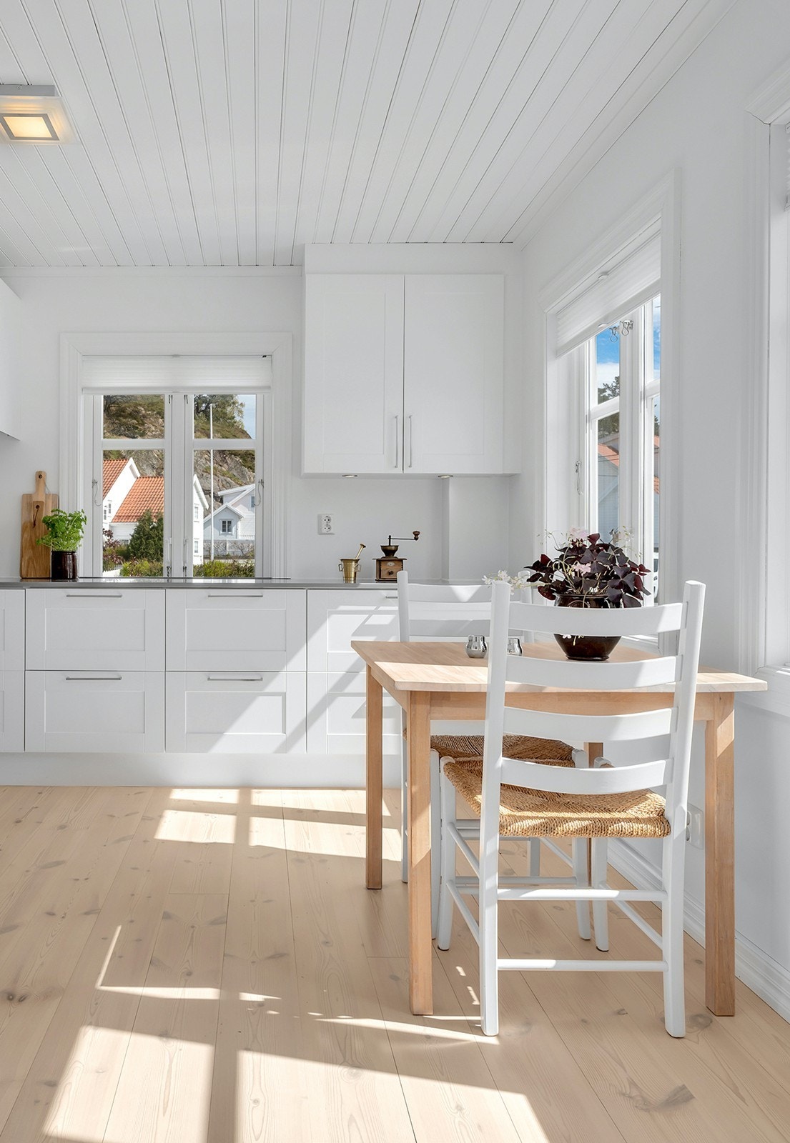 Kjøkkenventilator med avtrekk ut sikrer godt inneklima under matlaging. Galleribilde