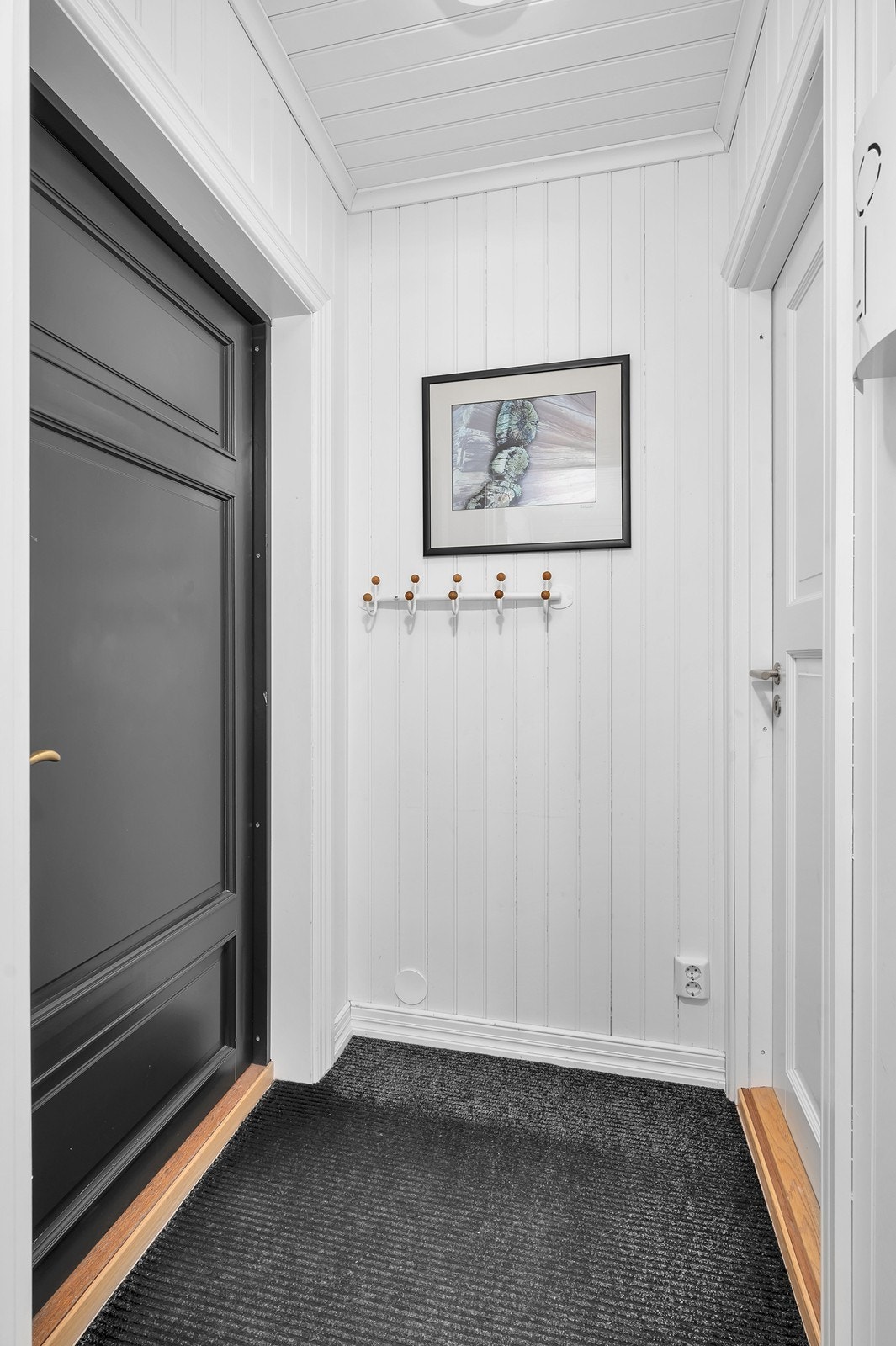 Praktisk vindfang med adkomst videre inn i boligen. Galleribilde