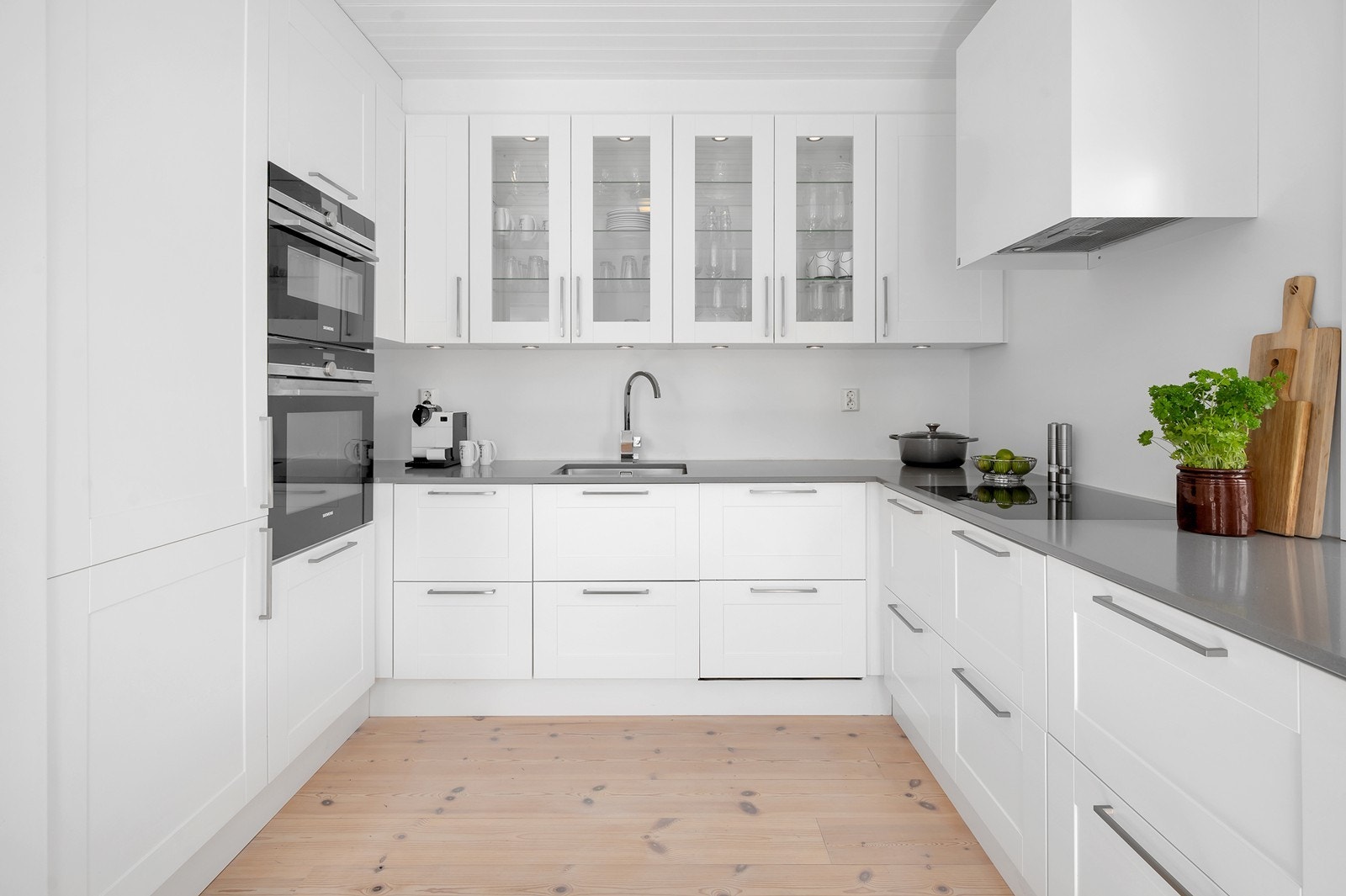 Kjøkkeninnredning fra JKE Design, montert i 2017. Her er det kombinert stekeovn/mikro og separat stekeovn. Galleribilde