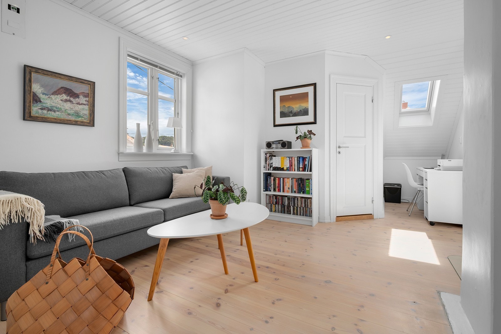 Loftstuen er et lyst og fleksibelt rom, ideelt som en ekstra TV-stue eller lekeareal. Galleribilde